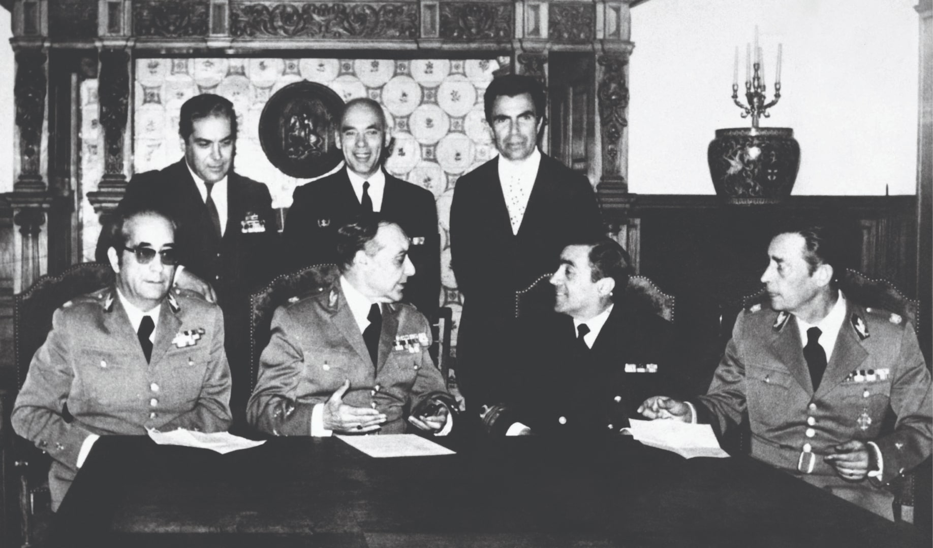 Primeira fotografia de todos membros da Junta de Salvação Nacional: António de Spínola, Costa Gomes, Silvério Marques (Exército); Pinheiro de Azevedo, Rosa Coutinho (Armada); Diogo Neto, Galvão de Melo (Força Aérea). Lisboa, 28 de abril de 1974. Fotografia de Alberto Gouveia. ANTT, Fundo do Secretariado Nacional de Informação.