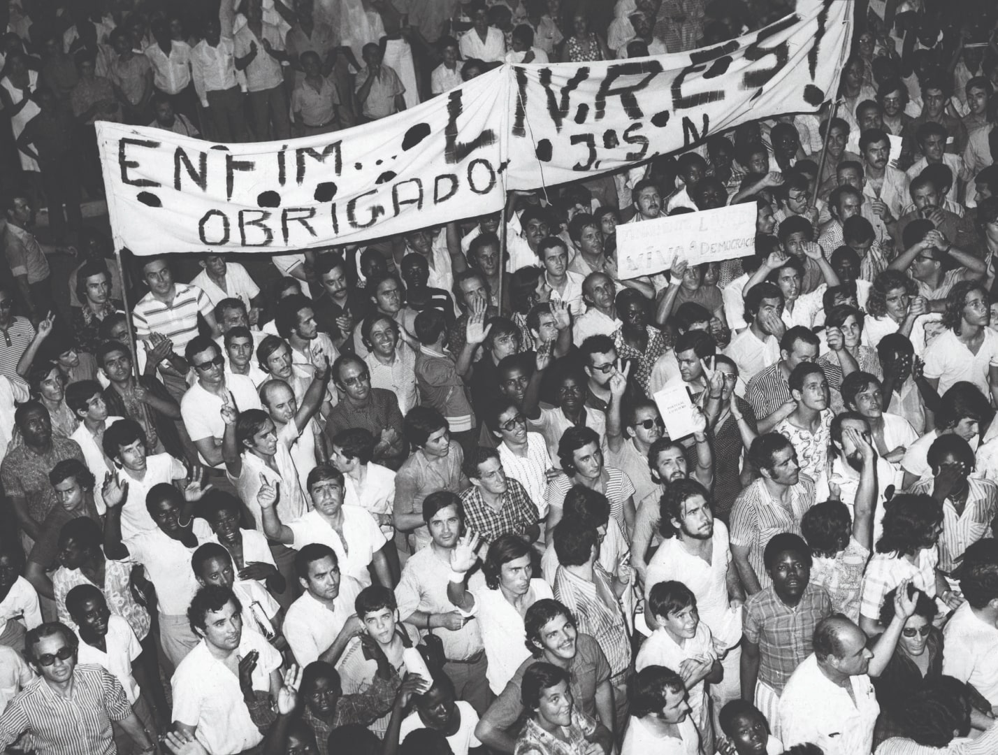 O 1º de Maio de 1974 deu lugar, por todo o país e colónias, a enormes manifestações de apoio à mudança de regime e ao fim da ditadura. Manifestação do 1.º de Maio. Luanda, 01 de maio de 1974. ANTT, Fundo do Secretariado Nacional de Informação.