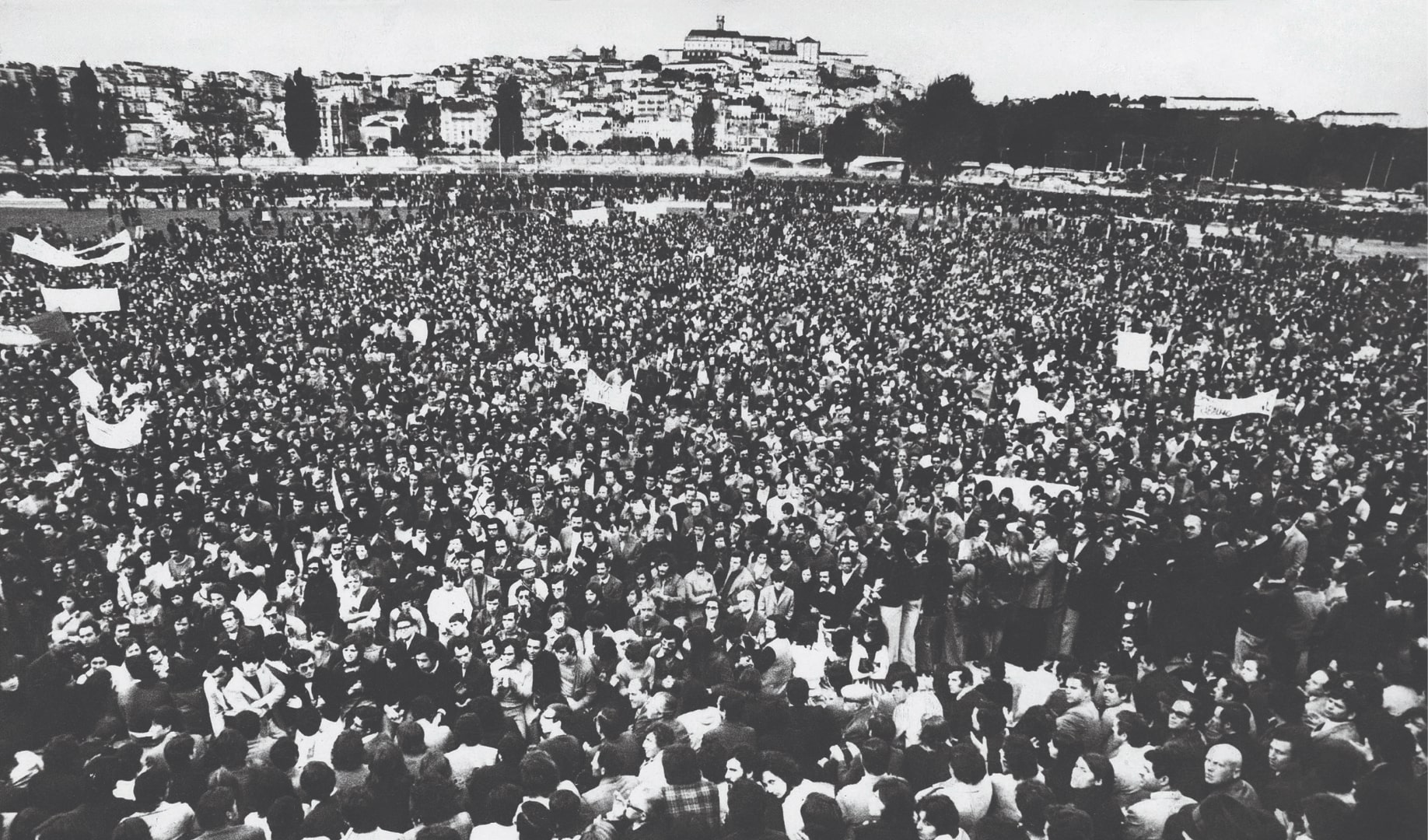 Manifestação do 1.º de Maio. Coimbra, 01 de maio de 1974. ANTT, Fundo do Secretariado Nacional de Informação.