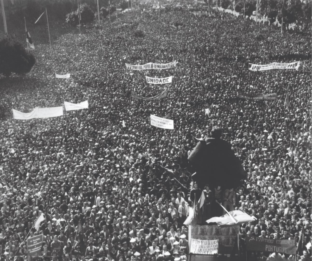 Manifestação do 1.º de Maio na Avenida dos Aliados. Porto, 01 de maio de 1974. CPF.