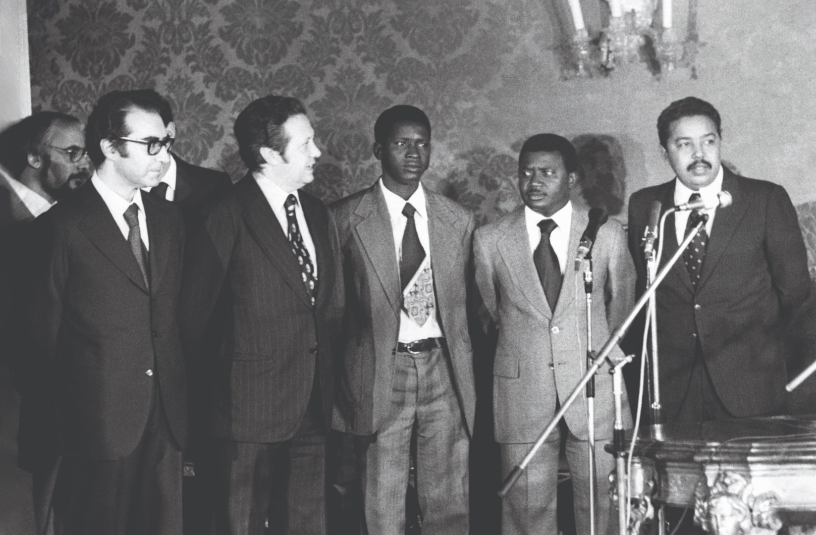 A Guiné-Bissau foi a primeira das colónias a tornar-se independente. Mário Soares e Pedro Pires, entre outros por ocasião da cerimónia de reconhecimento da República da Guiné-Bissau. Lisboa, 10 de setembro 1974. ANTT, Coleção Flama.