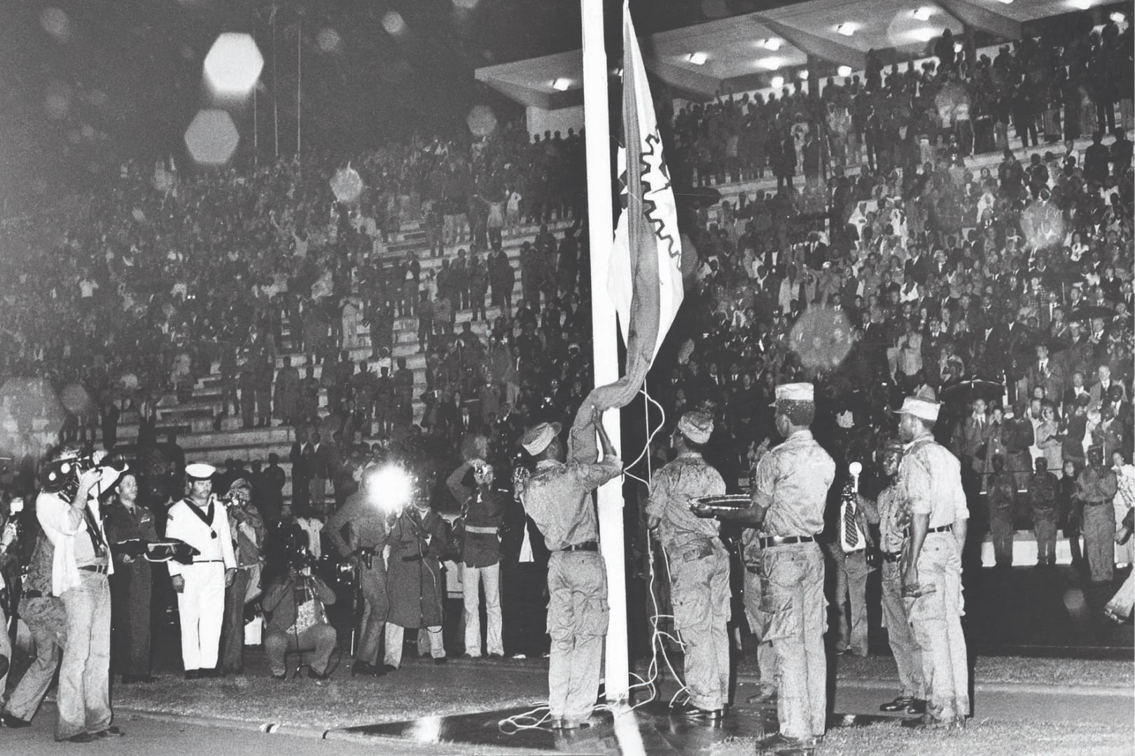 Independência da República Popular de Moçambique. Cerimónia do içar da bandeira. Maputo, 25 de junho de 1975. Fotografia de Chalbert. ANTT, Fundo do Secretariado Nacional de Informação.