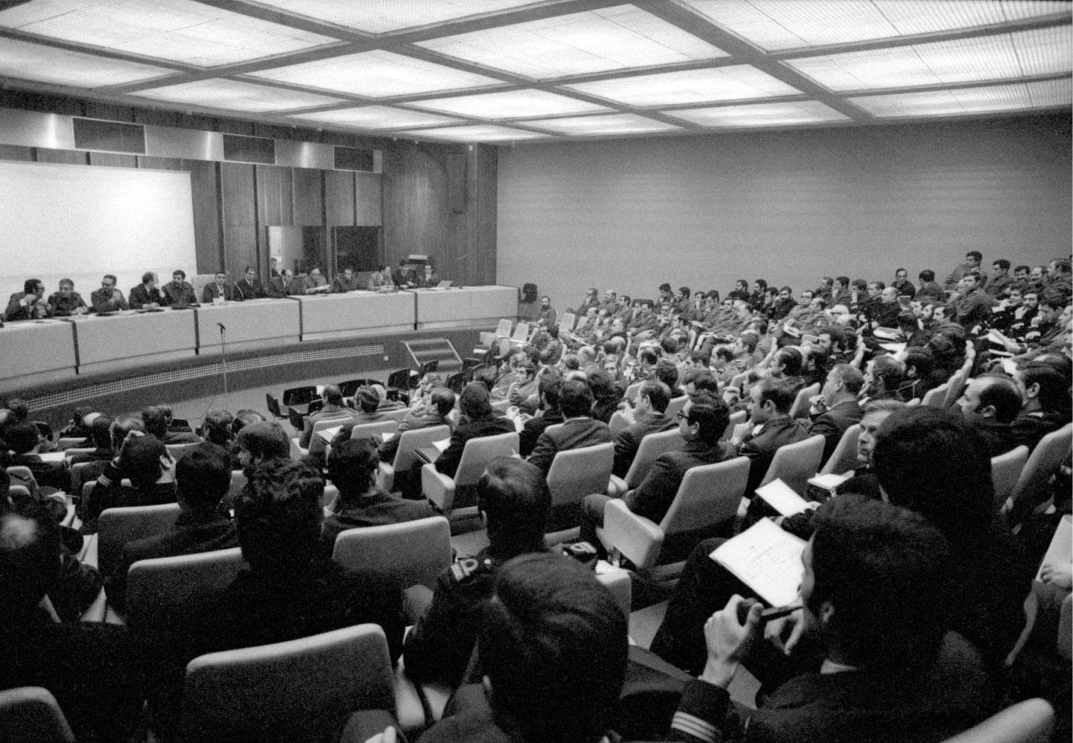 Sessão plenária dos delegados do Movimento das Forças Armadas (Assembleia dos 200) no Instituto de Sociologia Militar (atual Instituto da Defesa Nacional). Lisboa, 28 de dezembro de 1974. Fotografia de Abel Fonseca. ANTT, Fundo do jornal «O Século».  