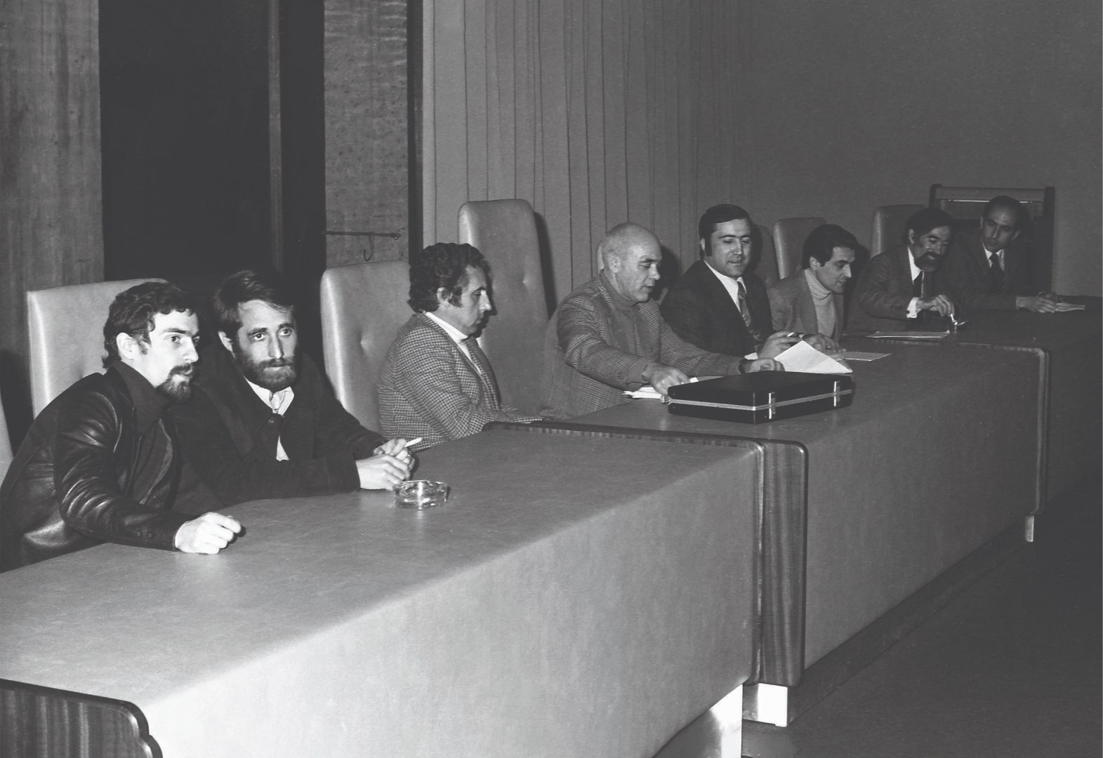 Negociações do Pacto MFA-Partidos. Rosa Coutinho, Vasco Lourenço e Vítor Alves presidem a reunião com representantes dos partidos políticos. 1975. ADN.