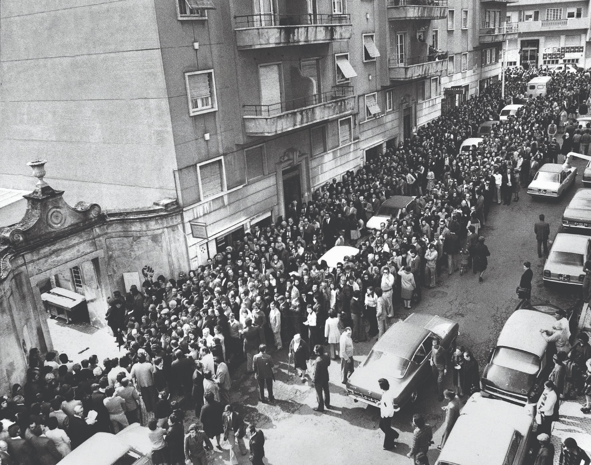 As eleições de 25 de abril de 1975 foram particularmente participadas, como demonstram as enormes filas de eleitores. Graças a um enorme esforço de atualização dos cadernos eleitorais, o número de recenseados passou de 1,3 milhões (1973) para 6 milhões (1975), dos quais  92% votaram. Lisboa, 25 de abril de 1975. Fotografia de António Xavier, Armando Vidal e Carlos Gil. ANTT, Coleção Flama.