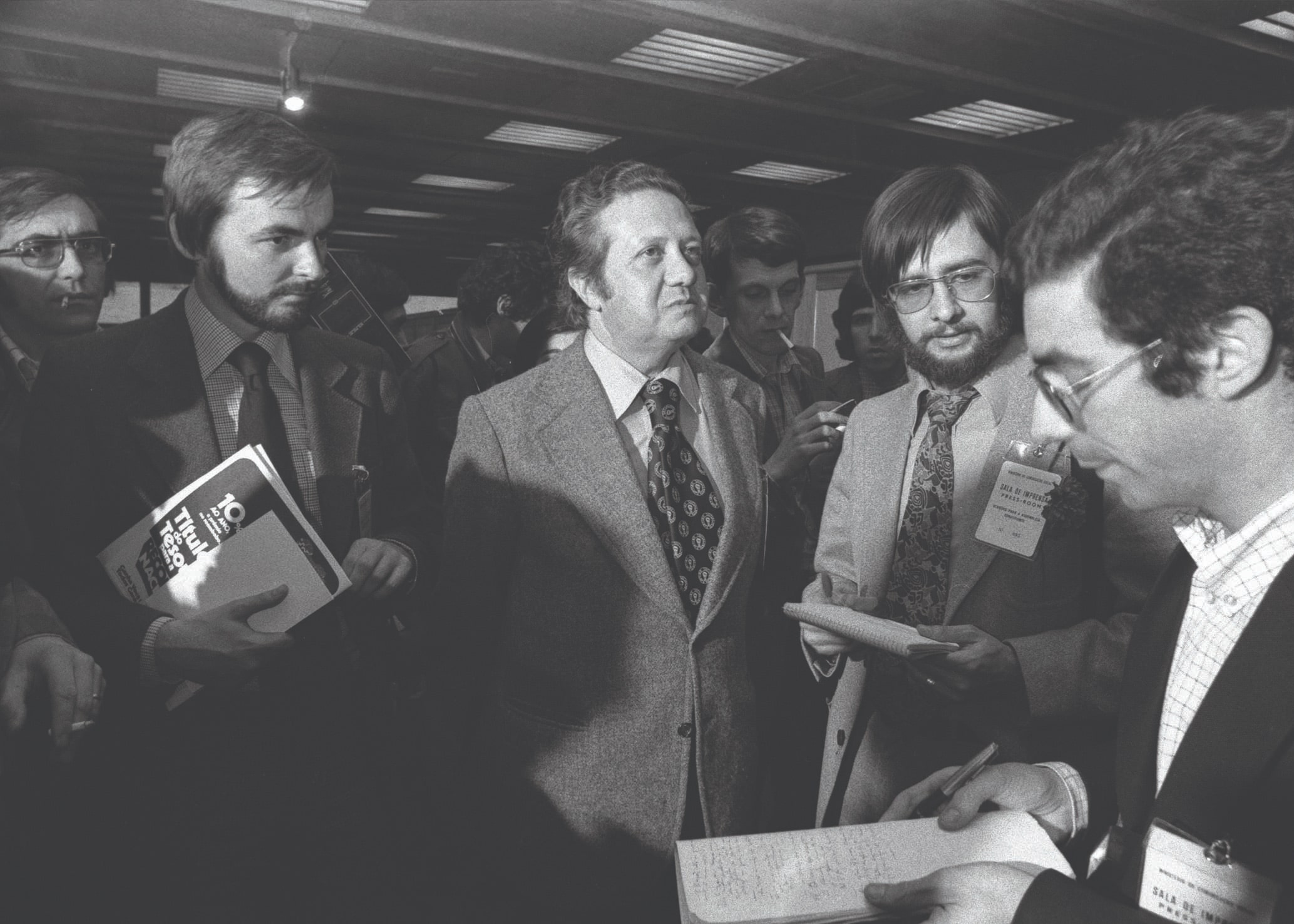 Mário Soares na Fundação Calouste Gulbenkian, onde estava localizado o Centro de Escrutínio e o Centro de Informação que acomodou a imprensa nacional e estrangeira. Lisboa, 25 de abril de 1975. AHP, Coleção Miranda Castela.