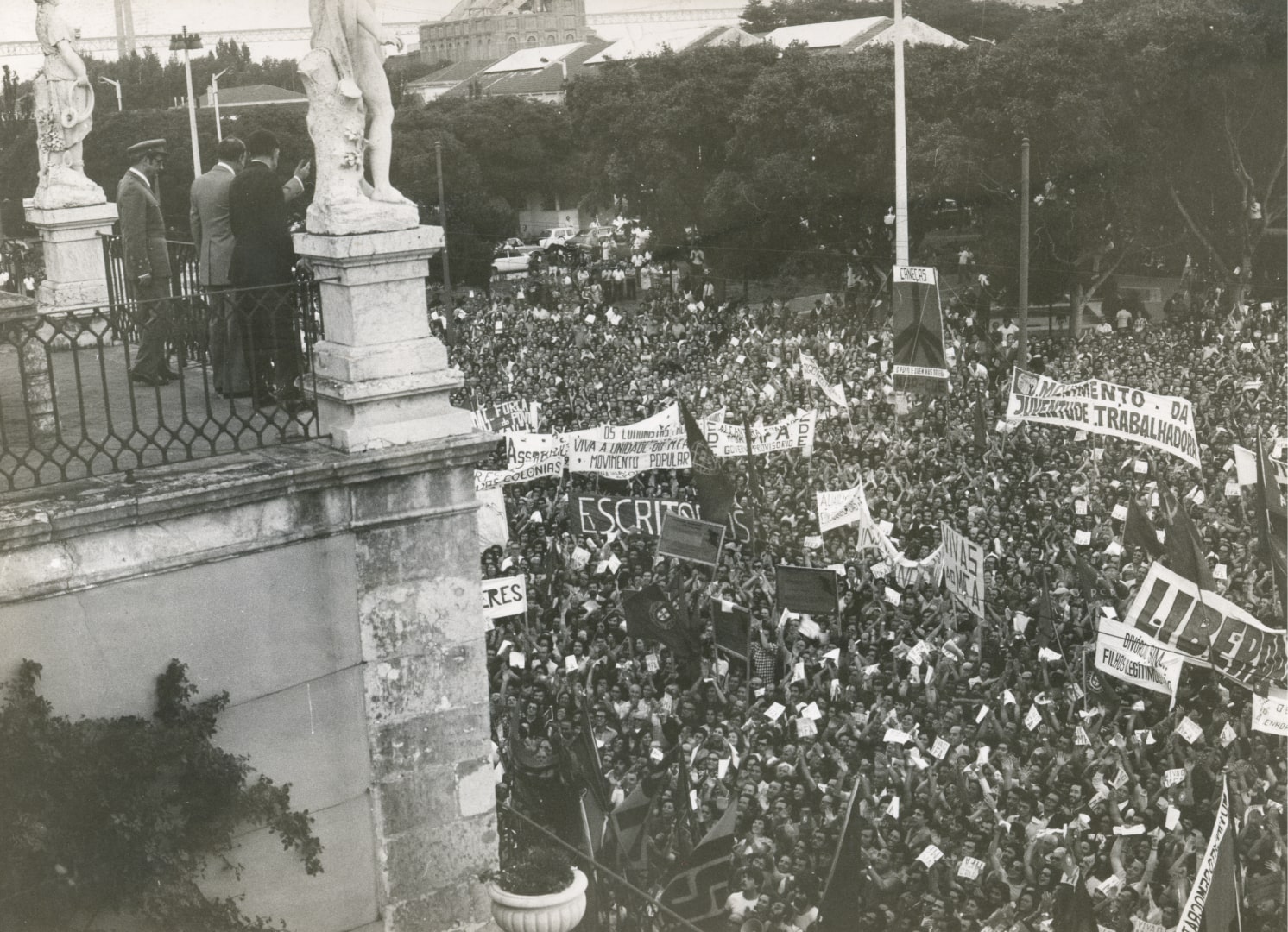 Manifestação em frente ao Palácio de Belém, celebrando o reconhecimento da autodeterminação das colónias. Lisboa, 27 de julho de 1974. ANTT, Fundo do Secretariado Nacional de Informação.