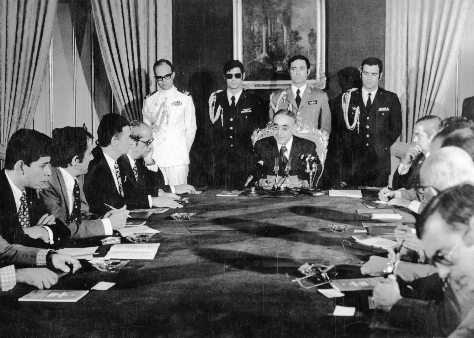 António de Spínola renuncia à Presidência da República com um discurso alertando para as ameaças à transição democrática. Lisboa, 30 de setembro de 1974. Fotografia de Chalbert. ANTT, Fundo do Secretariado Nacional de Informação.