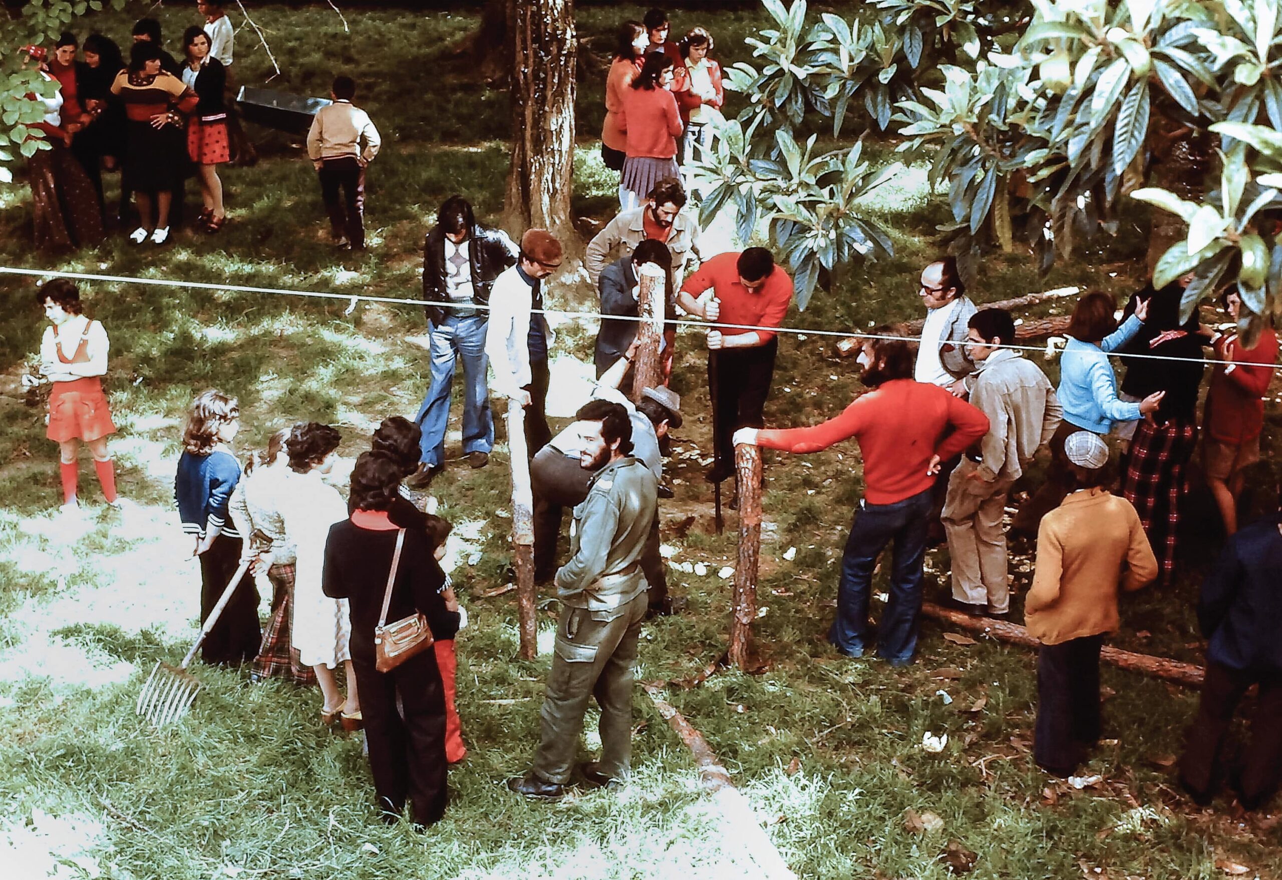 Militares colaboram com a população de Vinhais na construção de um espaço lúdico infantil. 1975. CD25A, Coleção «Operação Maio-Nordeste e Operação Guarda».