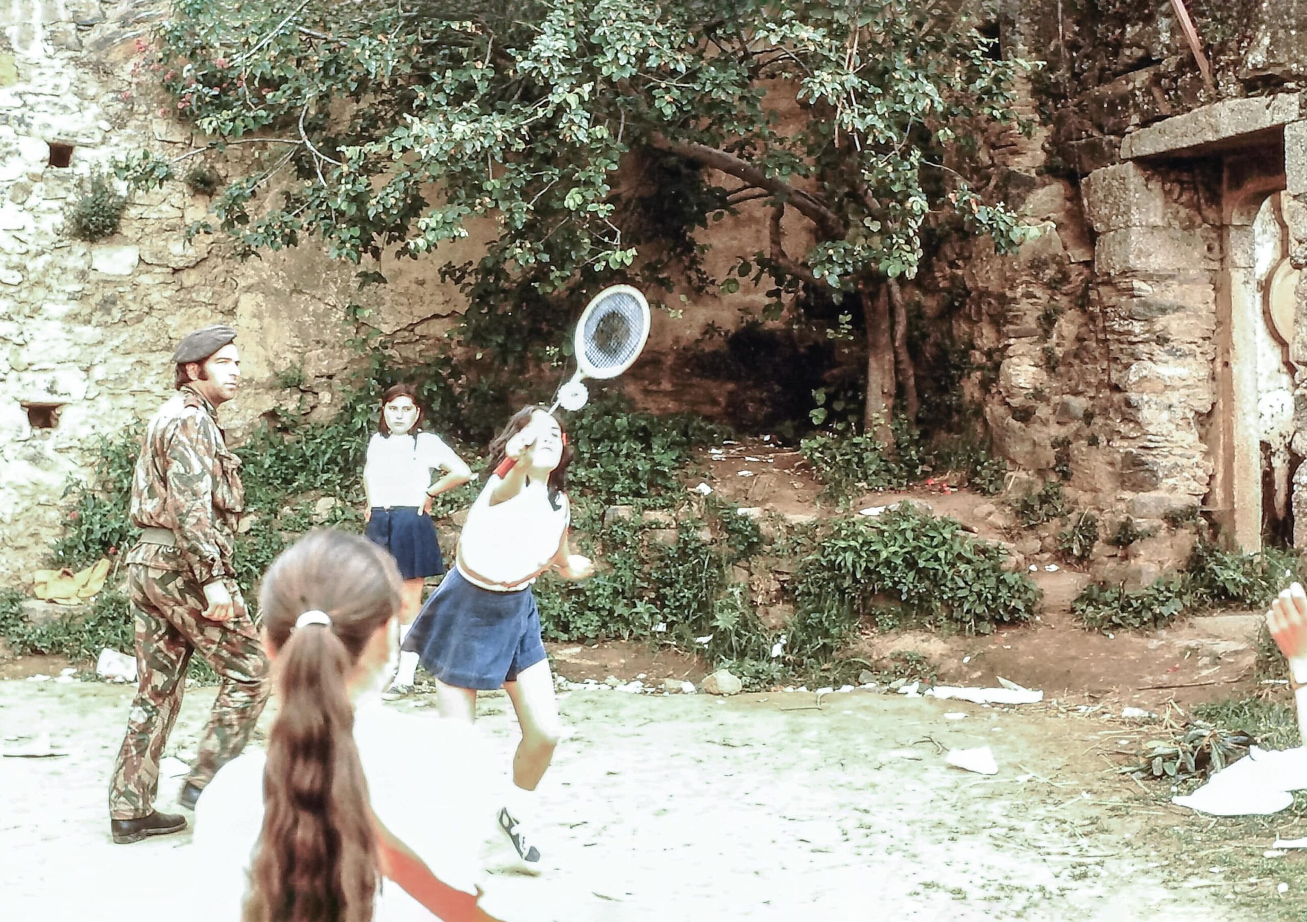 Animação desportiva no Seminário de Vinhais, onde raparigas praticam desporto arbitradas por um cabo do MFA. 1975. CD25A, Coleção «Operação Maio-Nordeste e Operação Guarda».