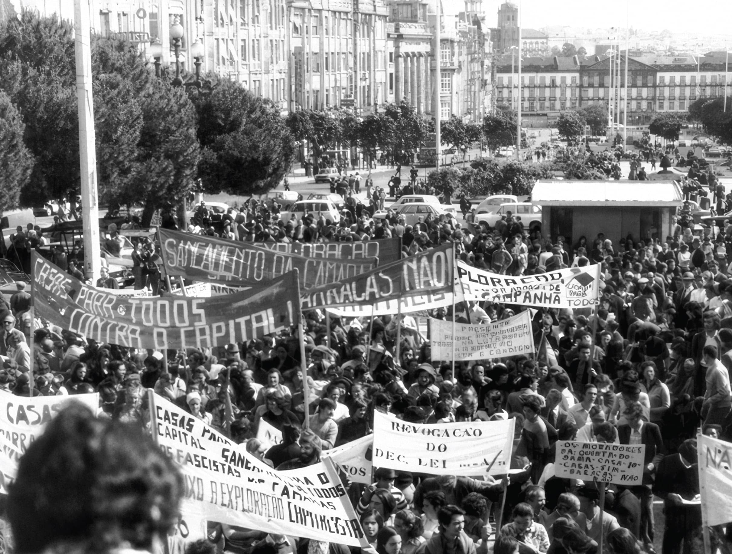 Manifestação de Moradores. A questão da escassez de habitação acessível em zonas urbanas foi das mais importantes reivindicações no período revolucionário. Porto, 17 de maio de 1975. Fotografia de A. Alves Costa. CD25A.