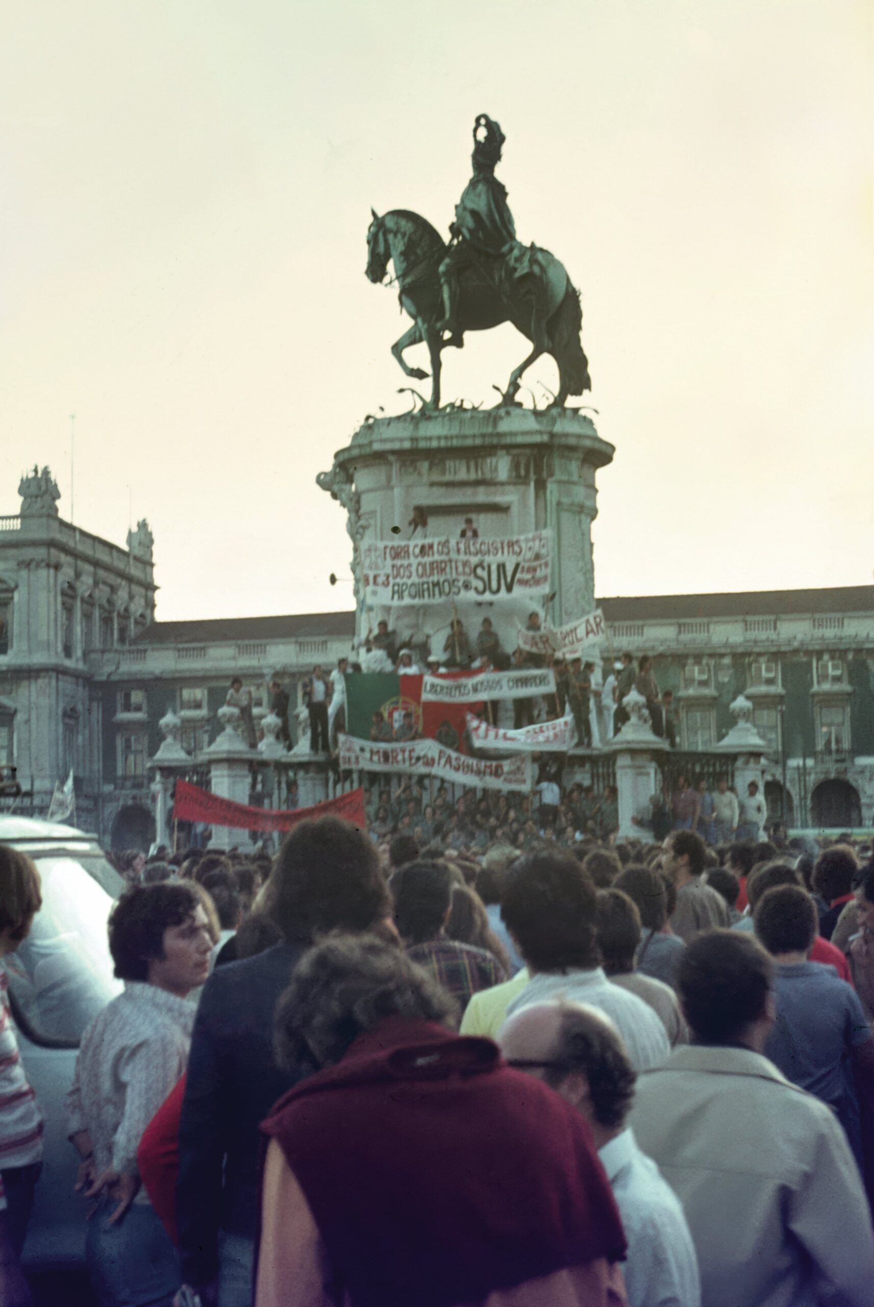 Manifestação dos «Soldados Unidos Vencerão» (SUV) no Terreiro do Paço. 1975. AHS-ICS-UL, Coleção António Costa Pinto.