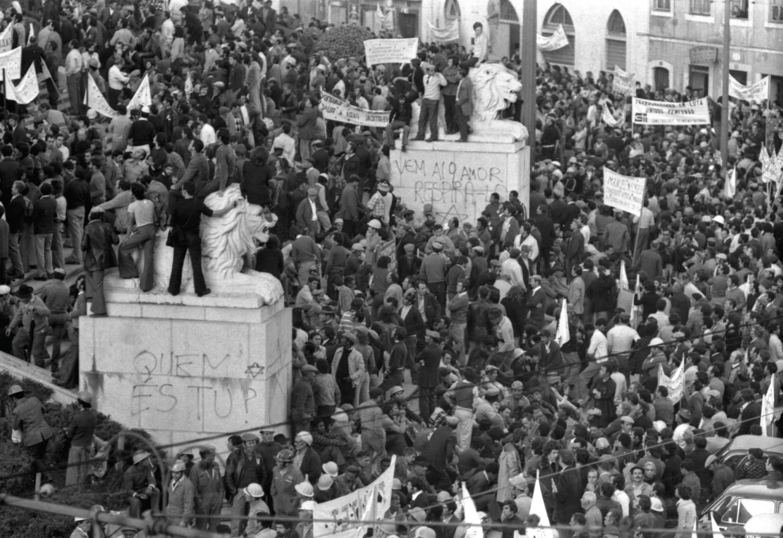 Manifestação dos trabalhadores da construção civil que cercou a Assembleia Constituinte durante 36 horas.Lisboa, 12 de novembro de 1975. AHP, Coleção Miranda Castela.