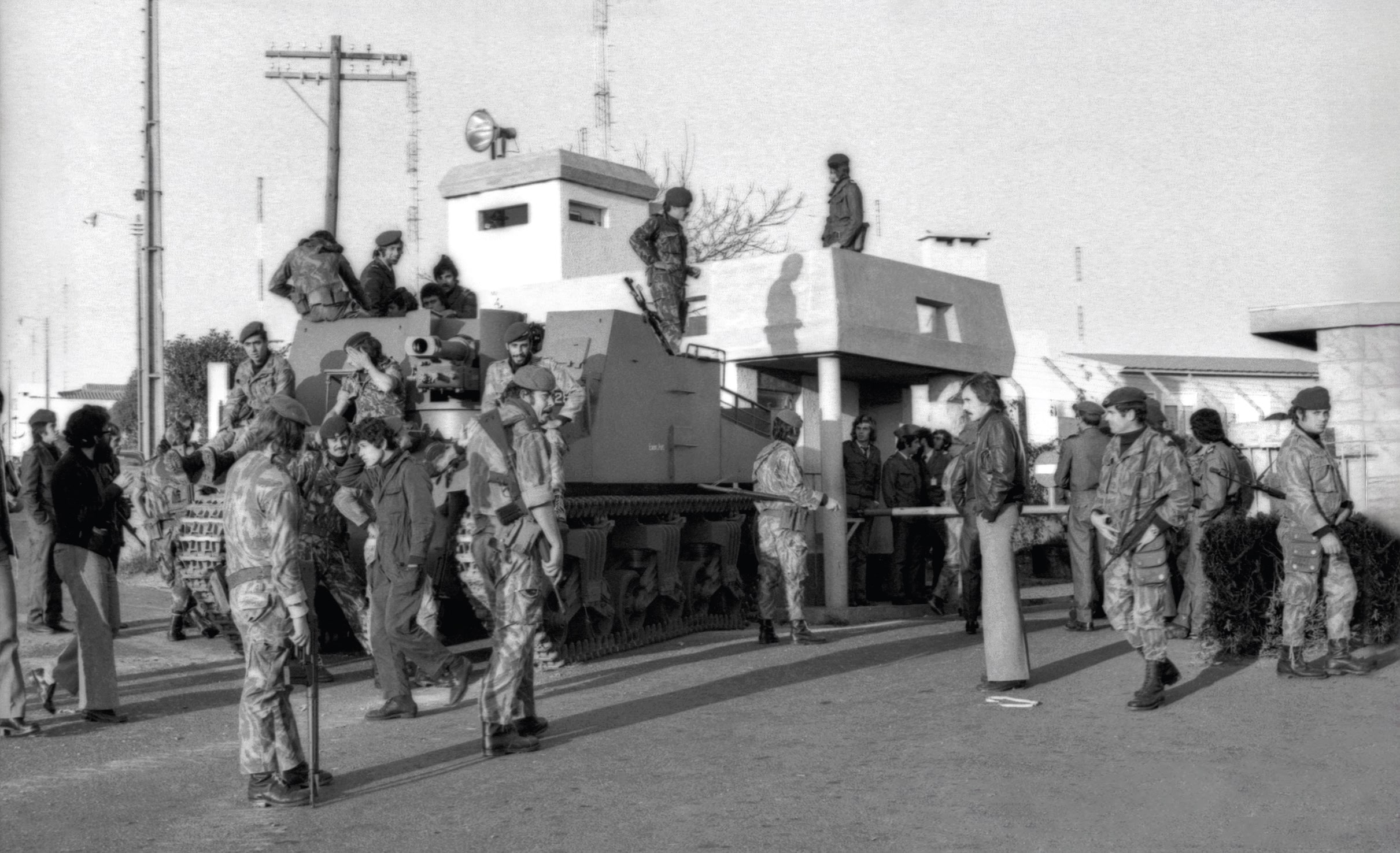 Forças paraquedistas no 25 de novembro de 1975. AHP, Coleção Miranda Castela.