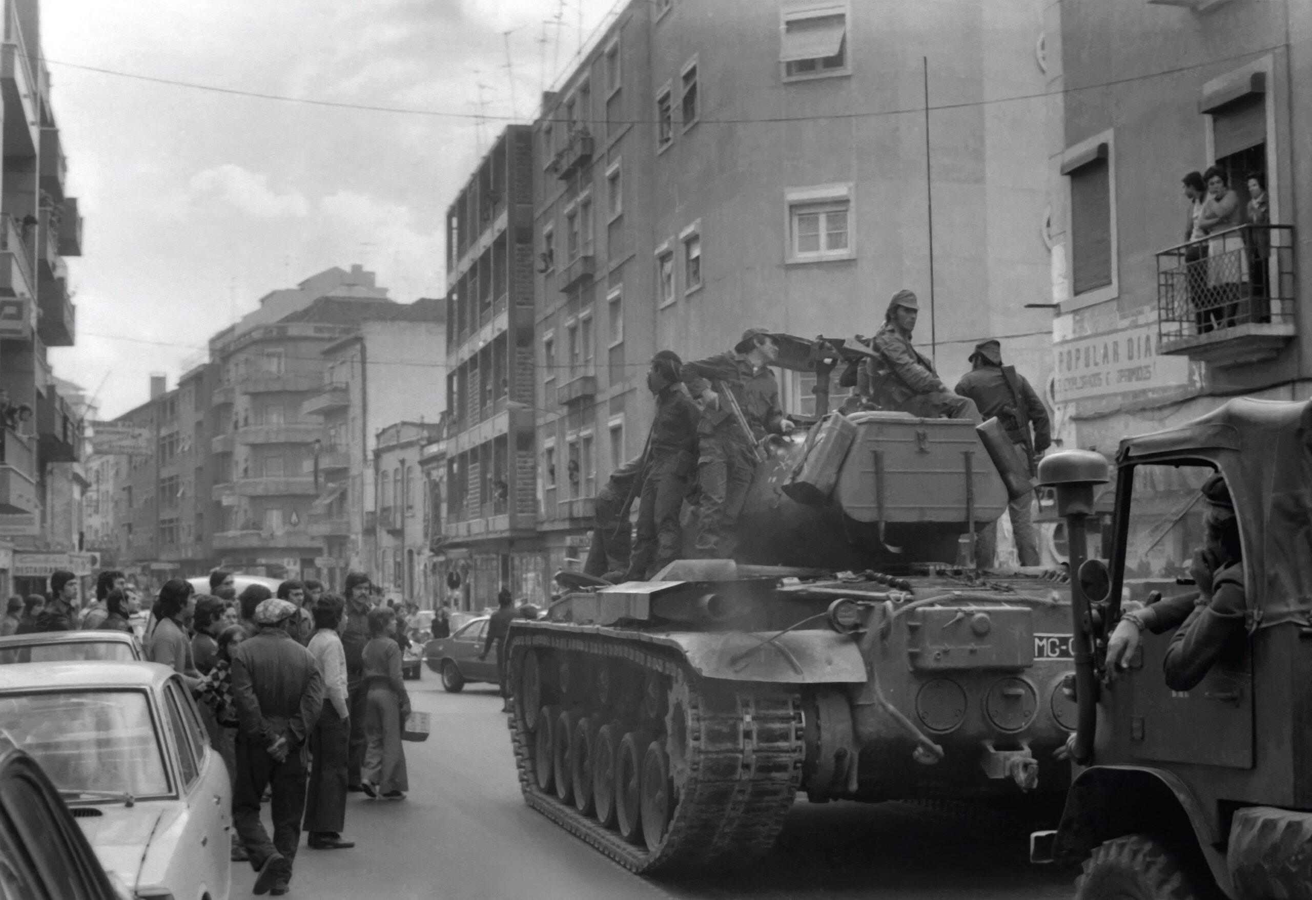 Carros de combate comandados por Salgueiro Maia. Lisboa, 25 de novembro de 1975. AHP, Coleção Miranda Castela.