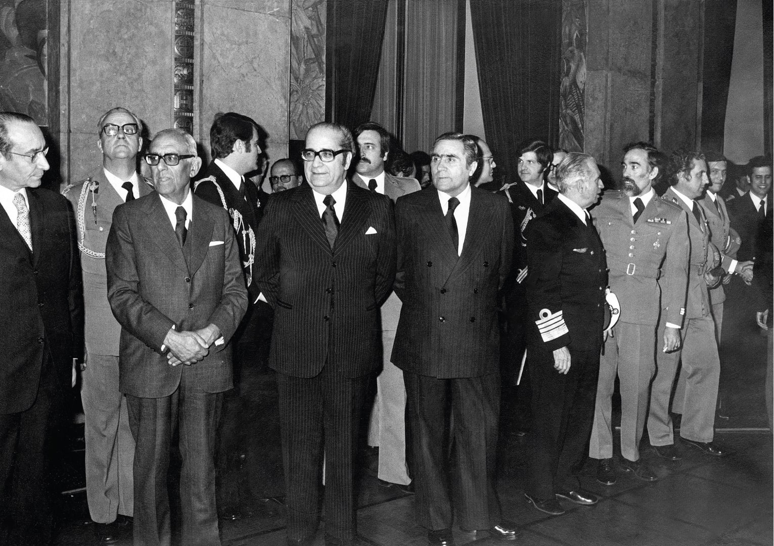 O Presidente da Assembleia Constituinte, Henrique de Barros, o Presidente da República Costa Gomes e o Primeiro-Ministro Pinheiro de Azevedo na Sessão de Encerramento da Assembleia Constituinte. Lisboa, 2 de abril de 1976. Fotografia de Alberto Gouveia. ANTT, Fundo do Secretariado Nacional de Informação.