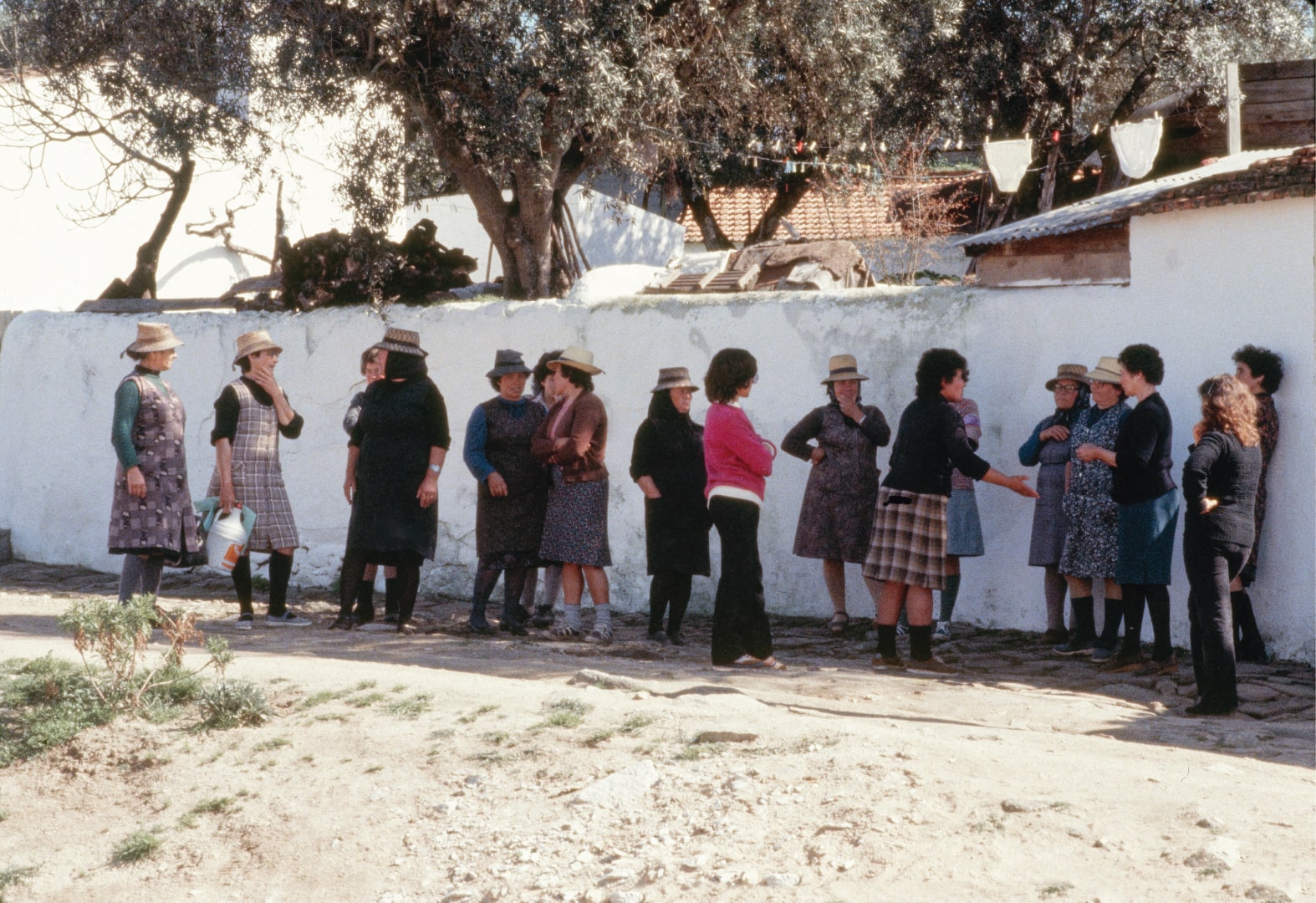 Trabalhadoras agrícolas das Unidades Coletivas de Produção (UCP) durante a Reforma Agrária, uma herança do período revolucionário de difícil gestão. [1976-1980]. AHP, Coleção Miranda Castela.