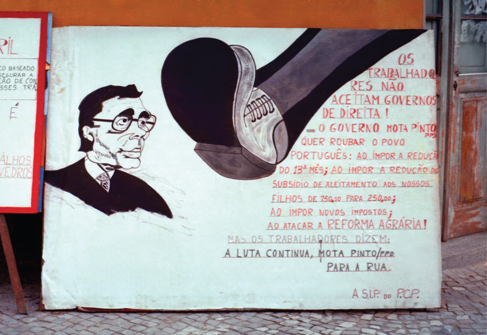 Mural no Lavradio (Barreiro) contestando o governo de Carlos Mota Pinto. [1978-1979]. CD25A.