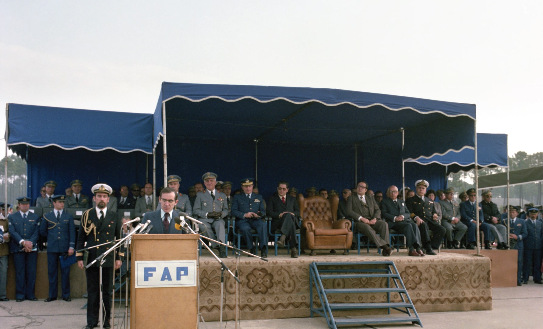 O Presidente Ramalho Eanes discursa na cerimónia militar de comemoração do quinto aniversário do 25 de Novembro. 25 de novembro de 1980. ADN.