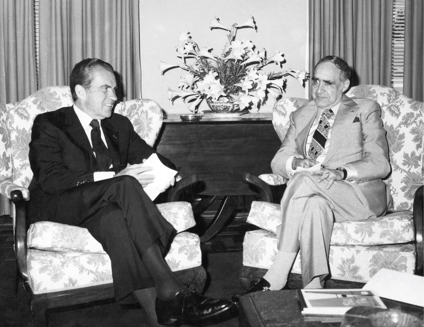 Cimeira nos Açores entre o Presidente norte-americano Richard Nixon e o Presidente português António de Spínola, que procurou apoio dos EUA. 19 de junho de 1974. Fotografia de Chalbert. ANTT, Fundo do Secretariado Nacional de Informação.