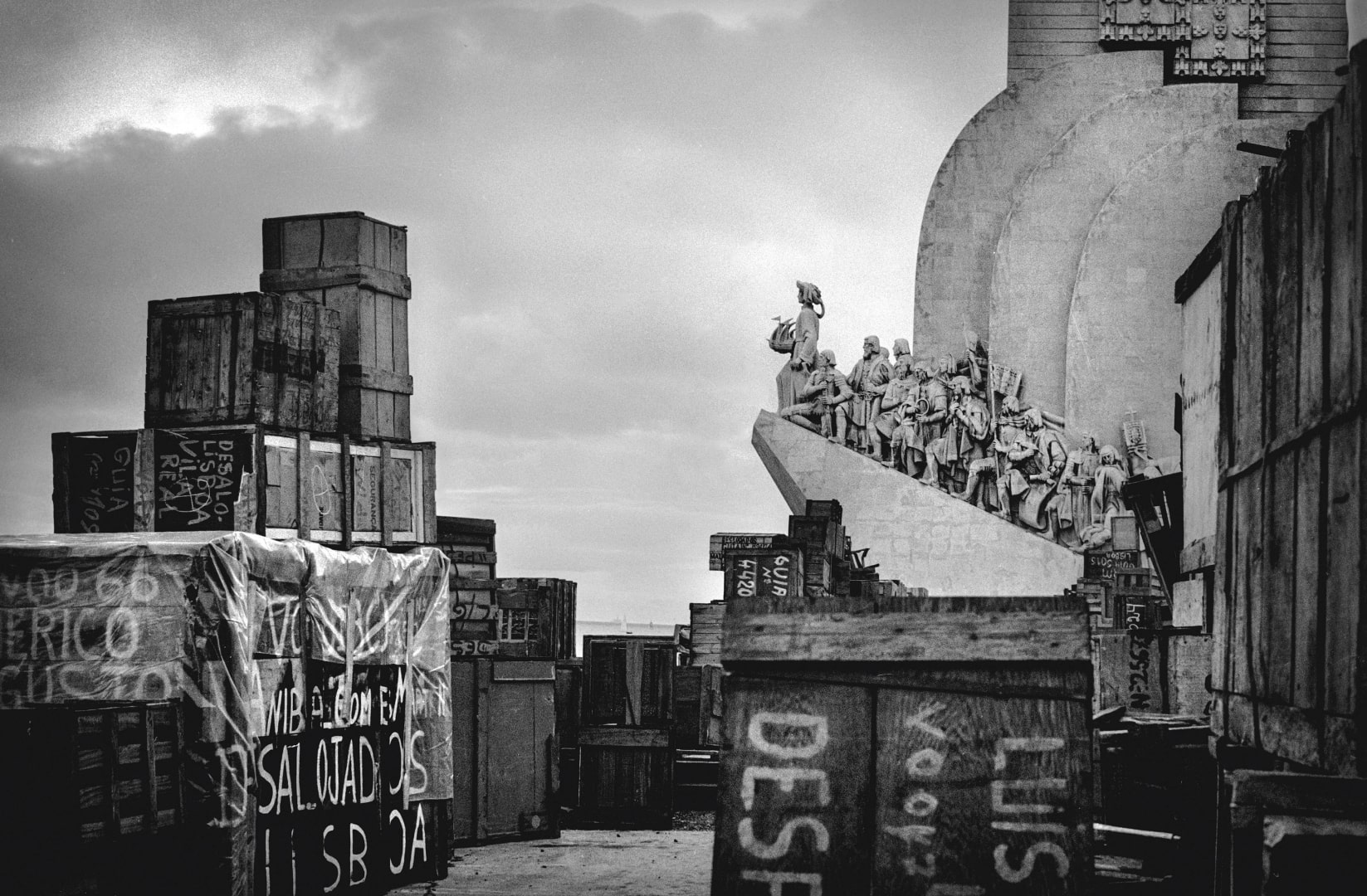 Imagens de contentores junto Padrão dos Descobrimentos, em Belém, Lisboa. Fotografia de Alfredo Cunha.