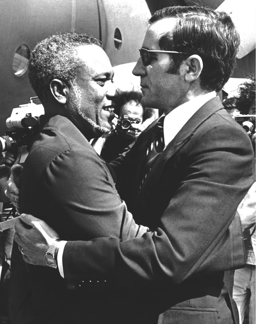 Cimeira Luso-Angola na Guiné-Bissau. O Presidente guineense, Luís Cabral, recebe o Presidente português, Ramalho Eanes. Bissau, 24 de junho de 1978. AHPR.