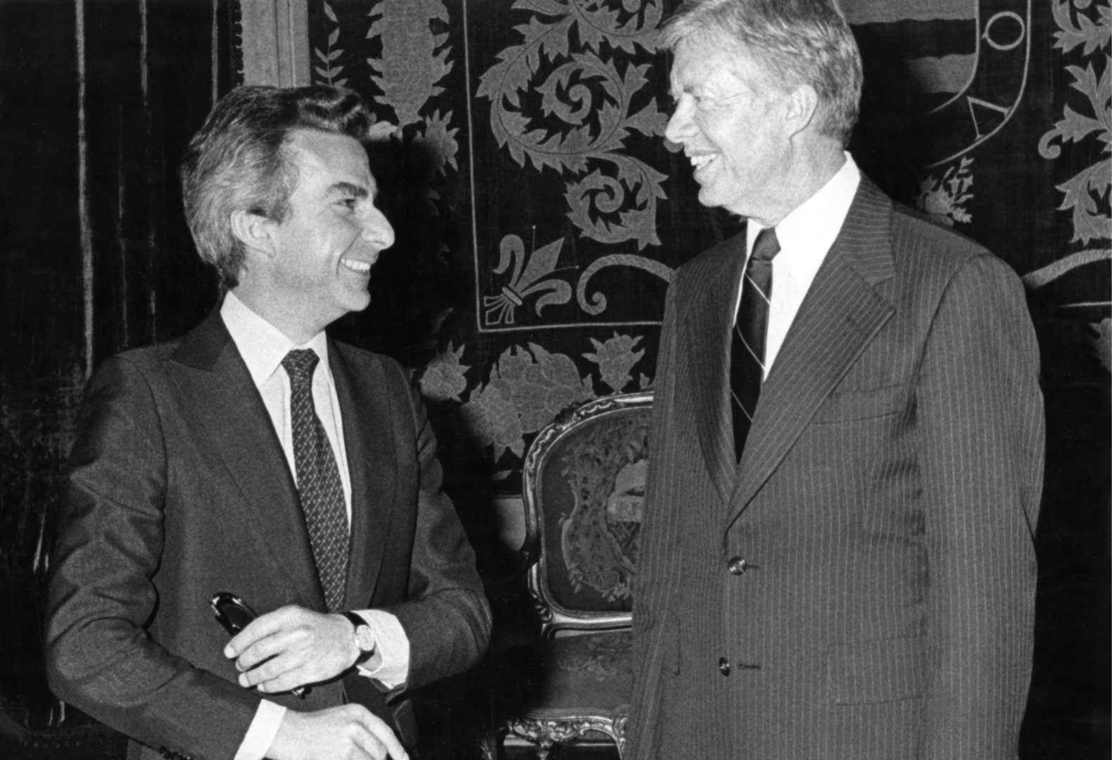 Encontro do Primeiro-Ministro Sá Carneiro com o Presidente dos Estados Unidos da América, Jimmy Carter, aquando da visita deste último a Portugal. Os EUA foram um apoio importante na transição democrática portuguesa. Lisboa, 12 de junho de 1985. ANTT, Fundo da Direção Geral da Comunicação Social.