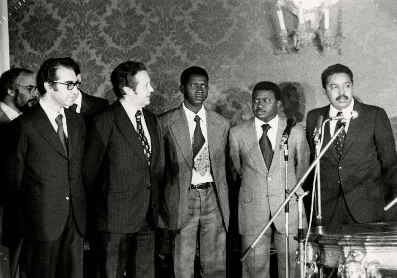 Cerimónia de assinatura da declaração de independência da República da Guiné-Bissau. Palácio de Belém, 10 de setembro de 1974. Fonte: ANTT, SNI