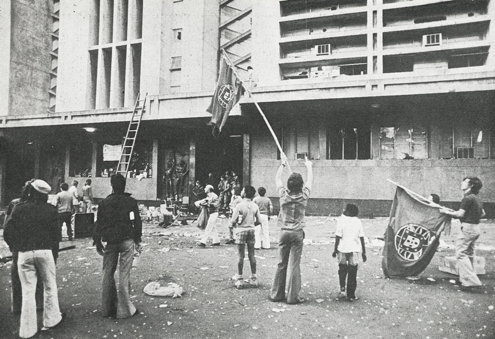 Ocupação do Rádio Clube de Moçambique, no contexto dos incidentes de 7 de setembro de 1974. Fonte: Clotilde Mesquitela, Moçambique: sete de setembro. Memórias da revolução. Lisboa, A Rua, 1974.