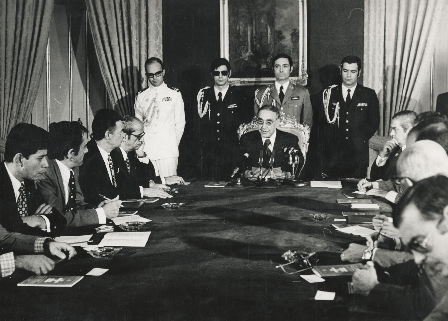 O General António de Spínola apresentando a sua mensagem de renúncia ao cargo de Presidente da República, 30 de setembro de 1974. Fonte: ANTT, SNI