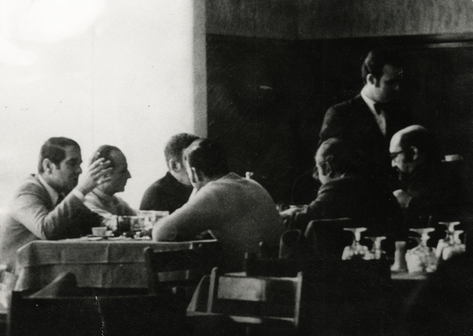 Elementos do Exército de Libertação de Portugal (ELP), reunidos num café em Salamanca, 4 de abril de 1975. Fonte: ANTT, Flama