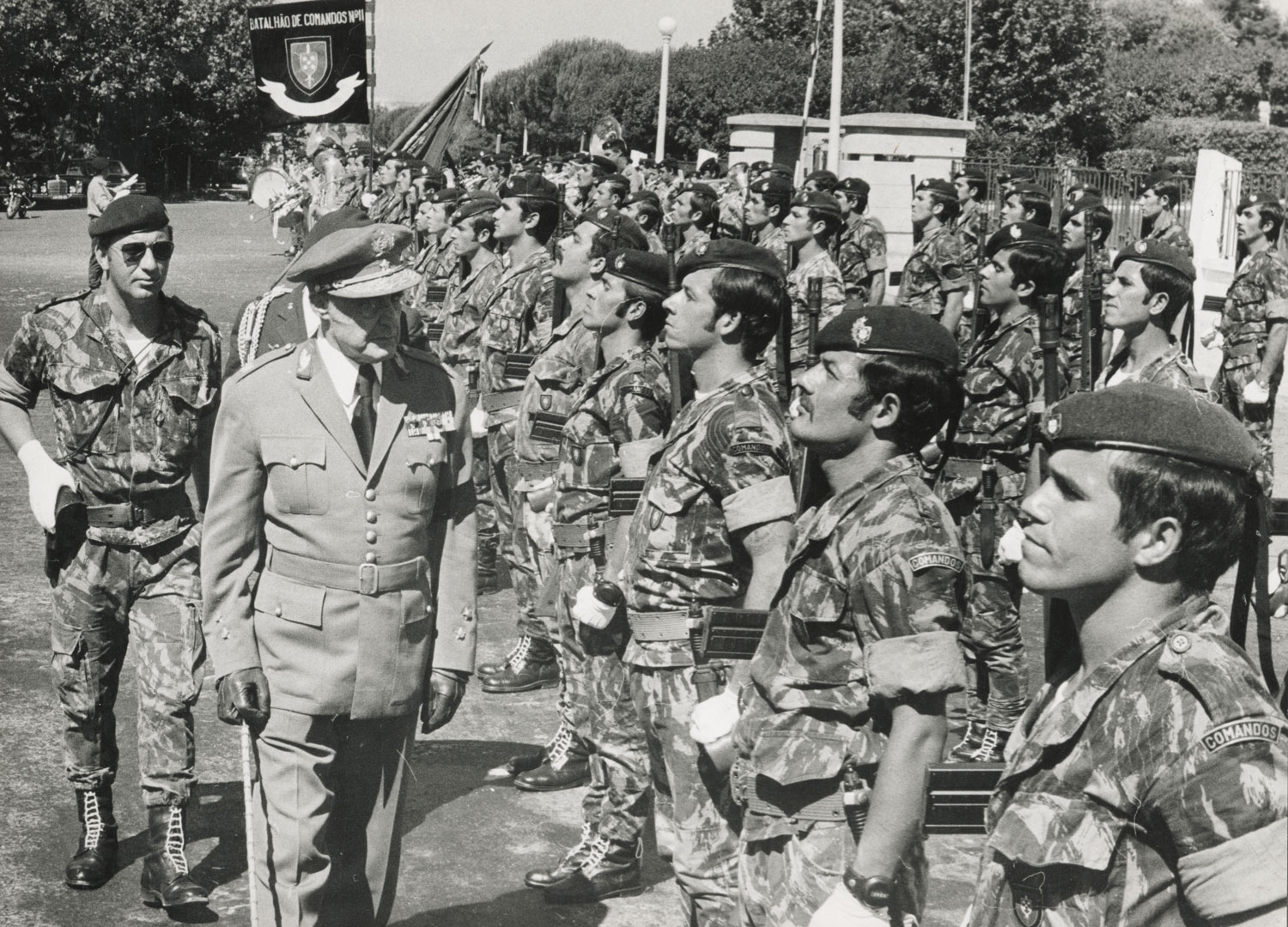 Visita do Presidente da República, António de Spínola, ao Batalhão de Comandos n.º 11, na Amadora, 5 de agosto 1974. Fonte: ANTT, SNI