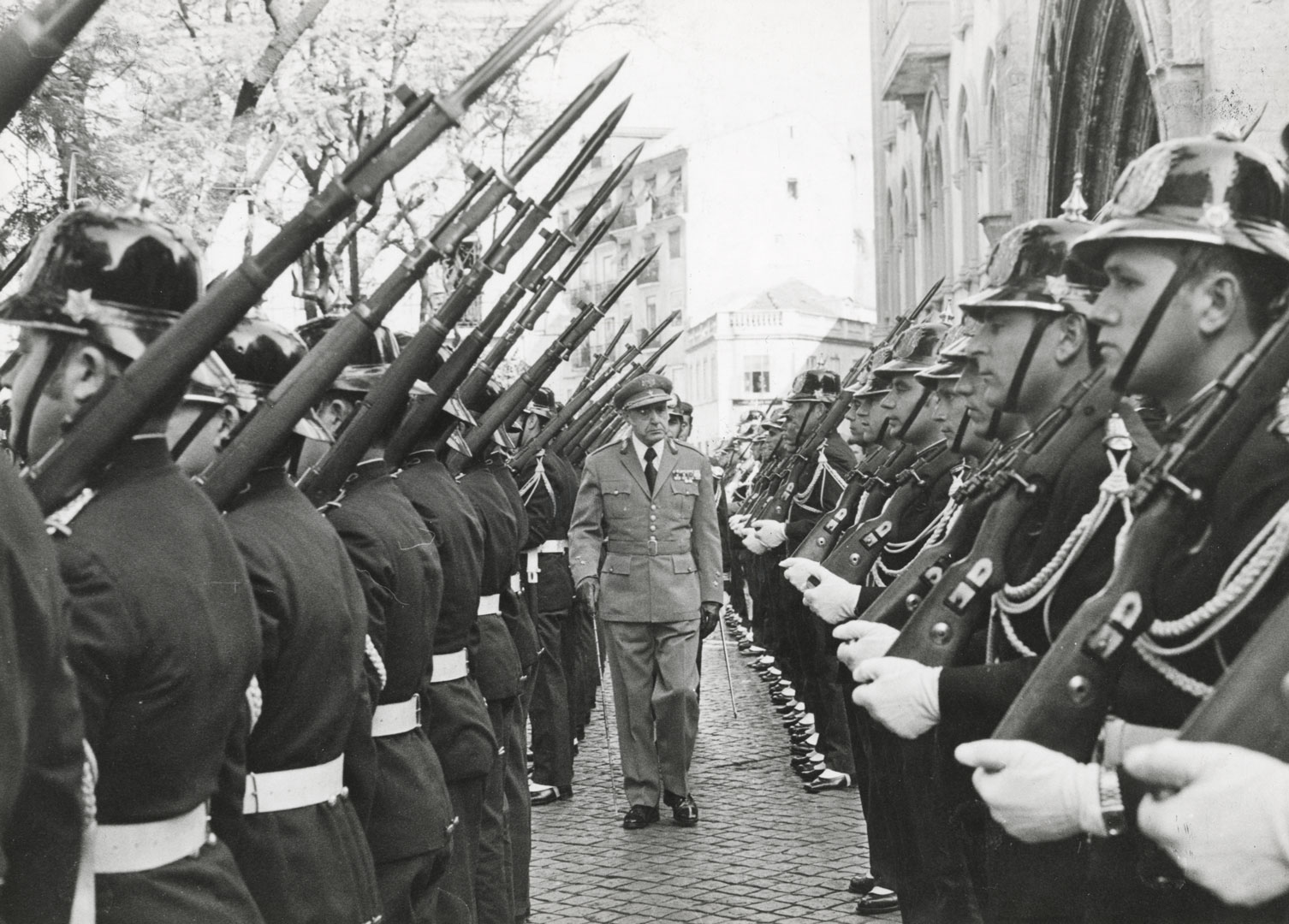 O Presidente da República, António de Spínola, passando revista a forças da Guarda Nacional Republicana no Largo do Carmo, em Lisboa. 12 de setembro de 1974. Fonte: ANTT, SNI