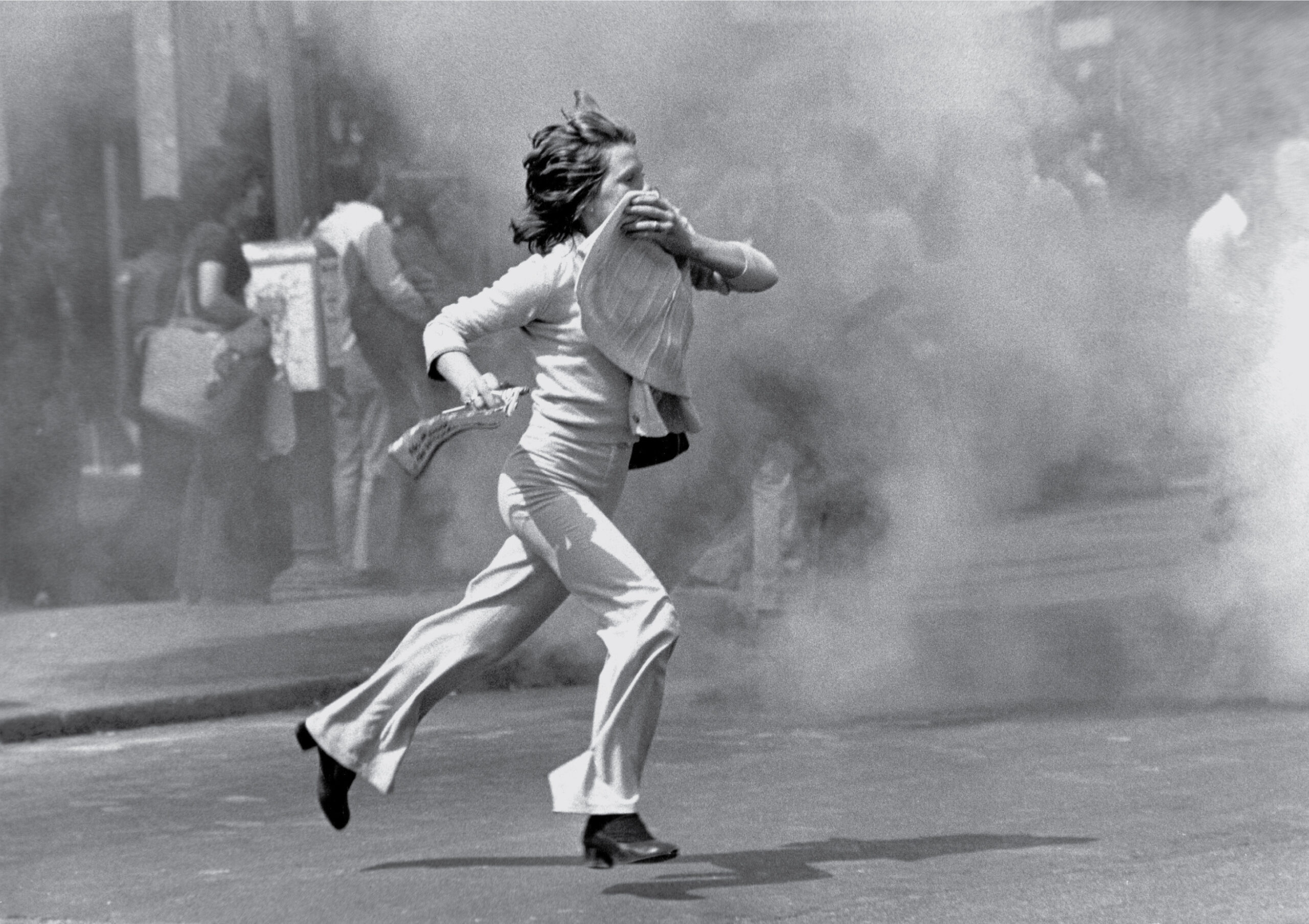 1 de Maio de 1977, Madrid. No primeiro 1º de Maio da Transição, a polícia, sob as ordens do Governo Suárez, manda carregar sobre os manifestantes em várias cidades espanholas, como no caso de Madrid. AGA, 33-01616-00020-001 (fotografia agencia EFE)