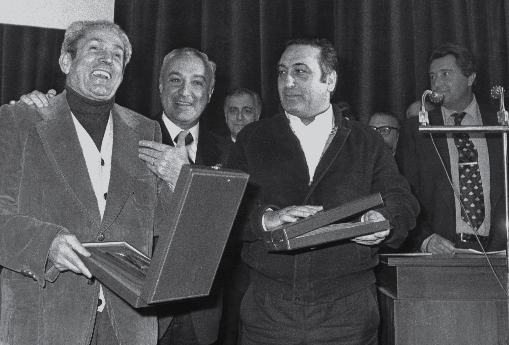 Marcelino Camacho (CC.OO.) e Nicolás Redondo (UGT) (1977). Os dois líderes sindicais mais destacados da Transição, Marcelino Camacho e Nicolás Redondo, tinham sido presos políticos sob a ditadura. Camacho foi o mais importante dirigente das CC.OO., Redondo reconstituiu em 1976 a UGT. Entre os dois, Manuel Jiménez de Parga, ministro do Trabalho. CDMH, CDMH_CAMACHO,117,98