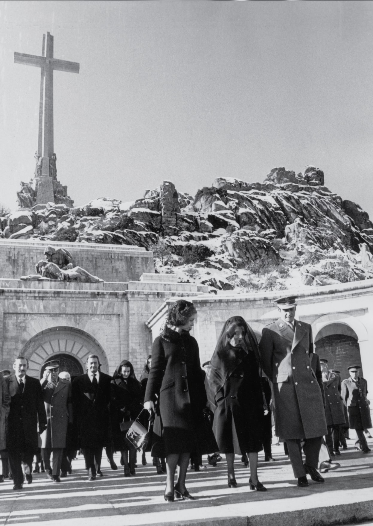 A morte de Franco (20 novembro 1975), ao fim de uma prolongada agonia, desencadeou o processo previsto na Lei de Sucessão. Juan Carlos de Borbón, designado Príncipe de Espanha em 1966, sucedia ao Caudillo como Rei. AGA, F.3303,2