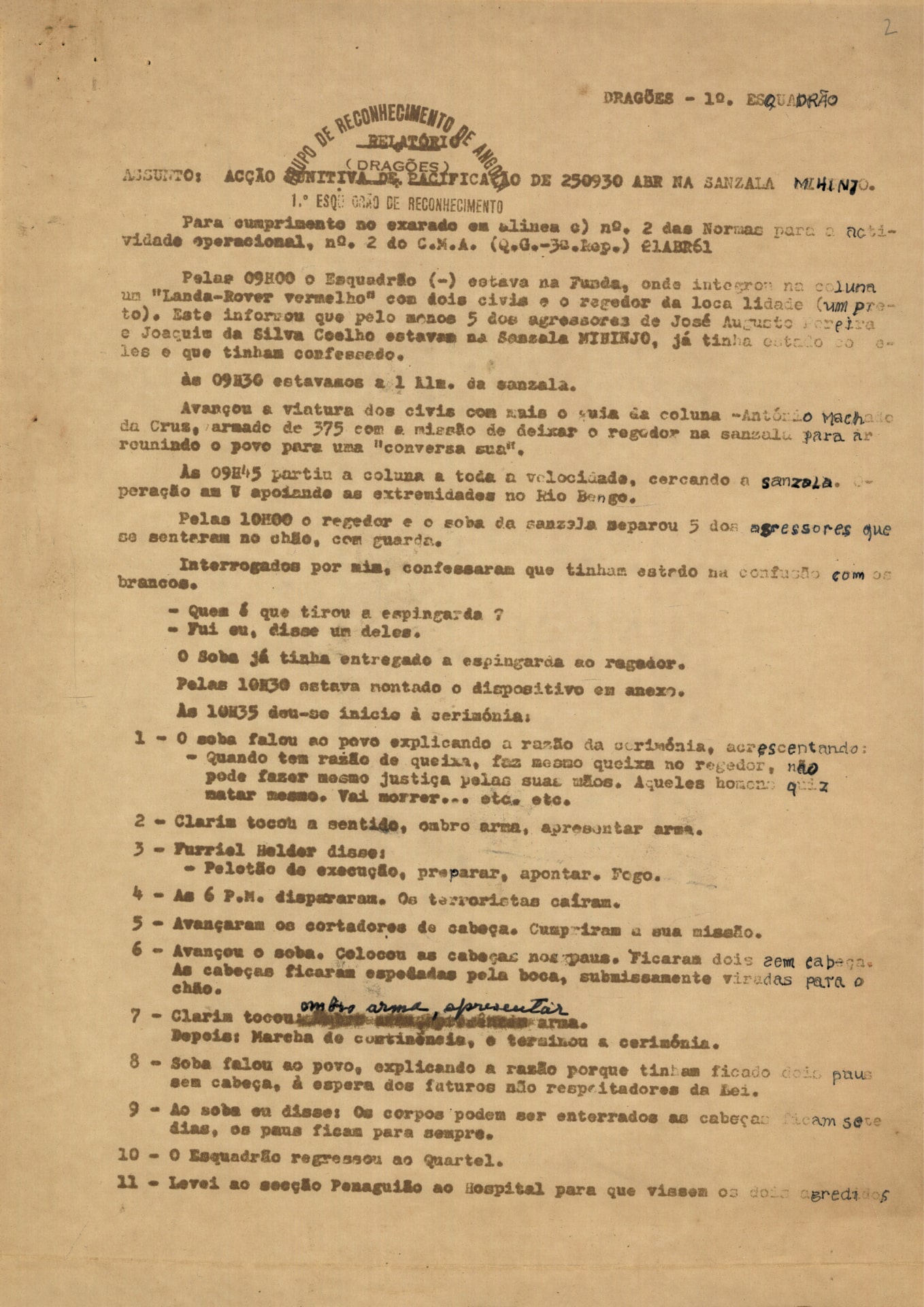 Página do relatório da “Ação Punitiva da Pacificação” na sanzala de Mihinjo, em Angola, realizada a 29 de abril de 1961, na qual se relata os fuzilamentos e decapitações de civis angolanos perpetradas por tropas portuguesas e auxiliares. Fonte: ANTT, PIDE/DGS, Del. Angola, Cx.7, NT 11568, fl.2 / PT/TT/PIDE-DA-NT 11568