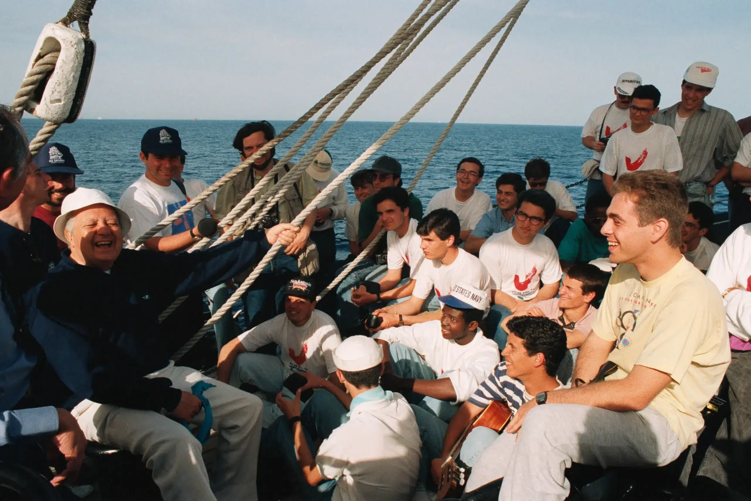 O Presidente da República Mário Soares falando com jovens no navio-escola Sagres, durante a Regata Colombo, 1992. Fundação Mário Soares e Maria Barroso / Arquivo Mário Soares