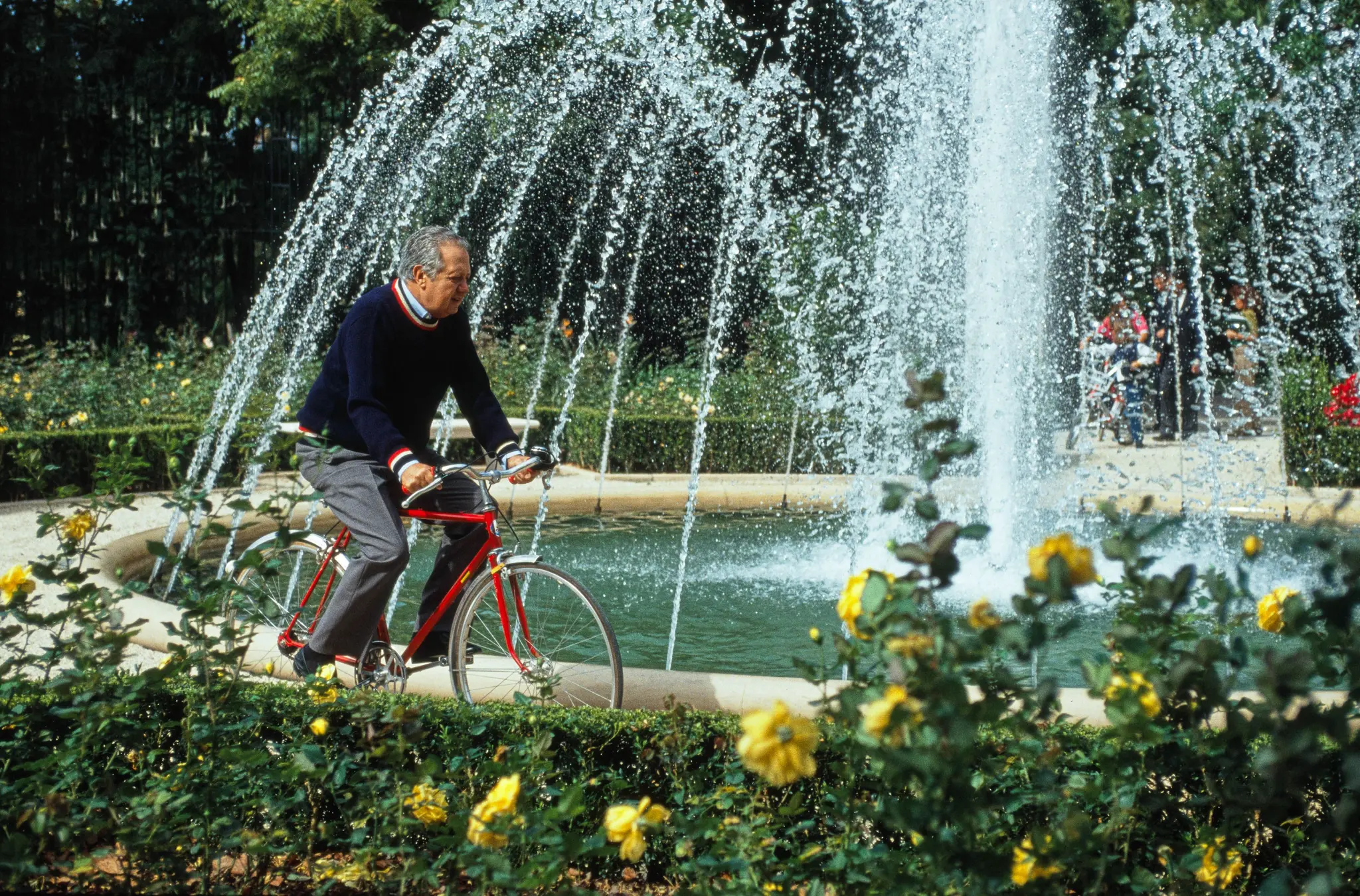 O Presidente da República Mário Soares a andar de bicicleta nos jardins do Palácio de Belém, 1990. Fundação Mário Soares e Maria Barroso / Arquivo Mário Soares