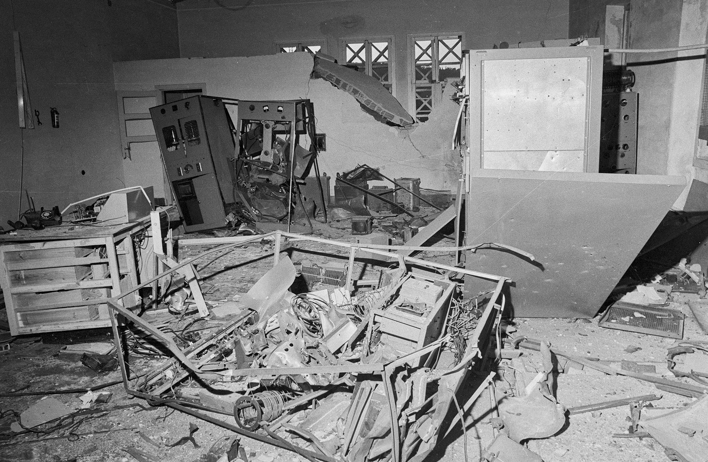 Destruição à bomba dos emissores da Rádio Renascença, 7 de novembro de 1975.Fotografia de Inácio Ludgero.
FMSMB, Fundo Inácio Ludgero