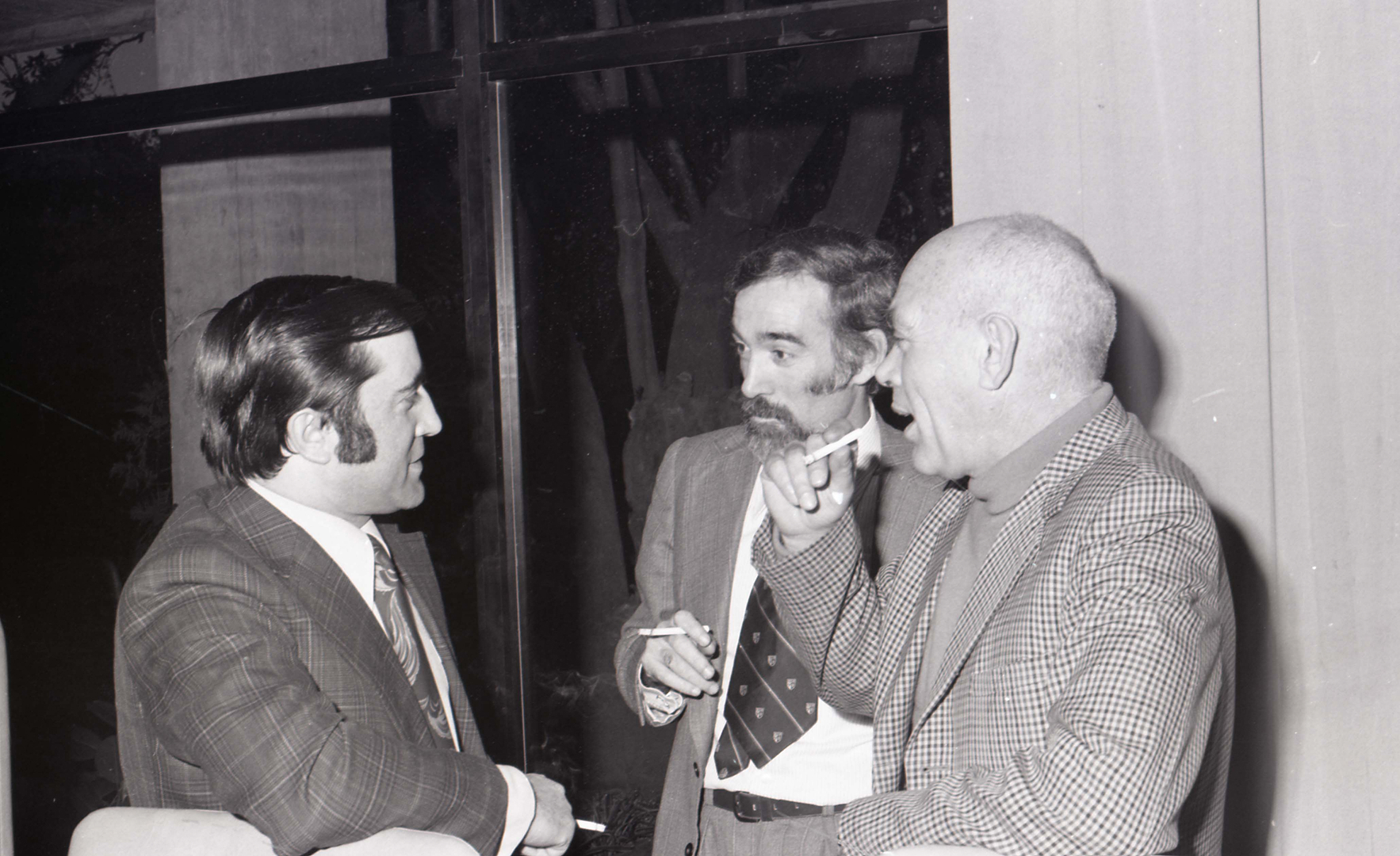 Vasco Lourenço, Vítor Alves e Rosa Coutinho conversam à margem das negociações entre o MFA e os Partidos, tendo em vista a conclusão do «Pacto MFA-Partidos». Abril de 1975. Fonte: ADN, Fotografias.