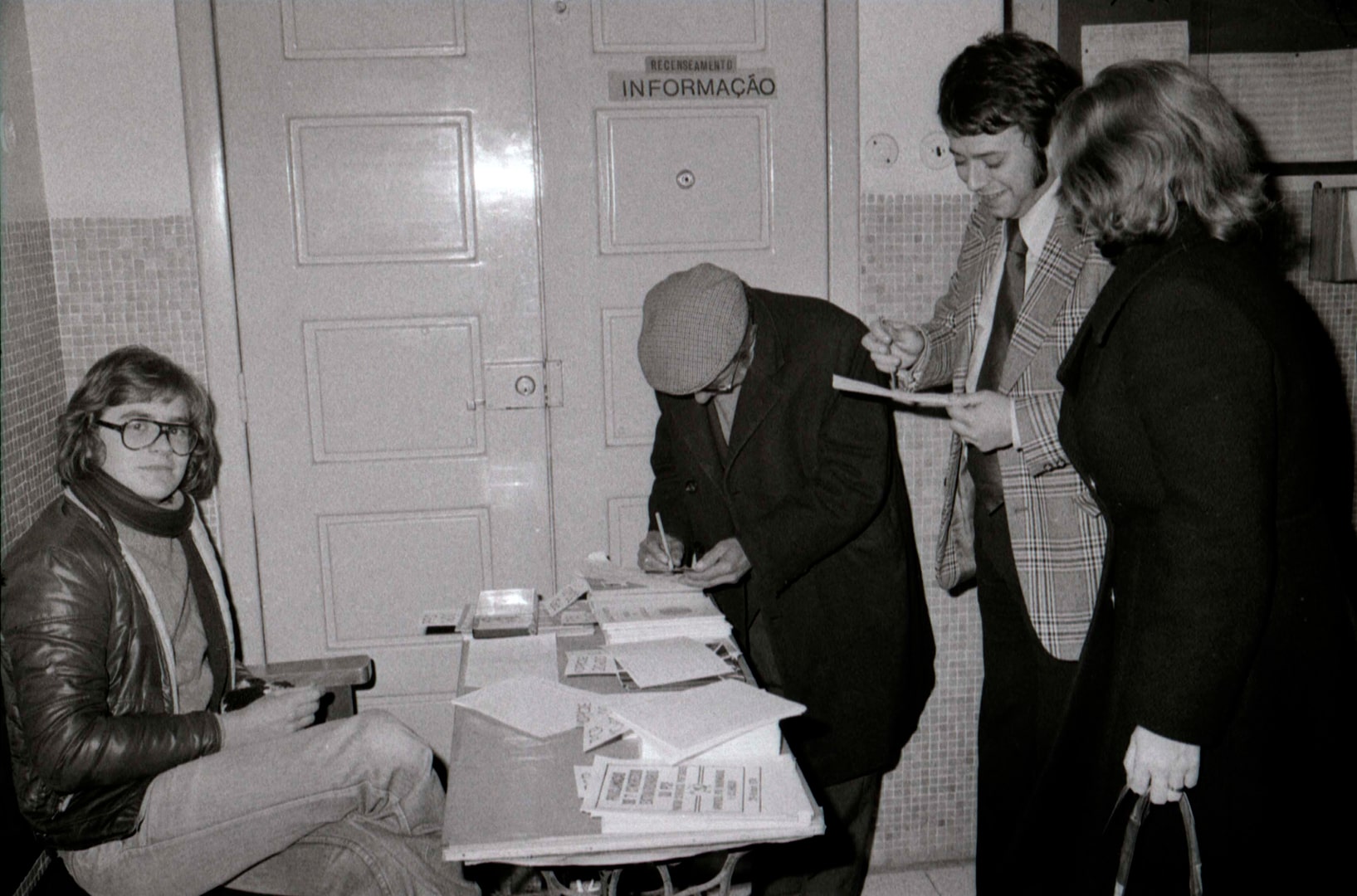 Recenseamento na Junta de Freguesia das Mercês. A atualização dos cadernos eleitorais foi um processo complexo, decorrendo entre dezembro de 1974 e janeiro de 1975. Lisboa, 8 de janeiro de 1974. Fotografia de Novo Ribeiro. Fonte: ANTT, Jornal «O Século».