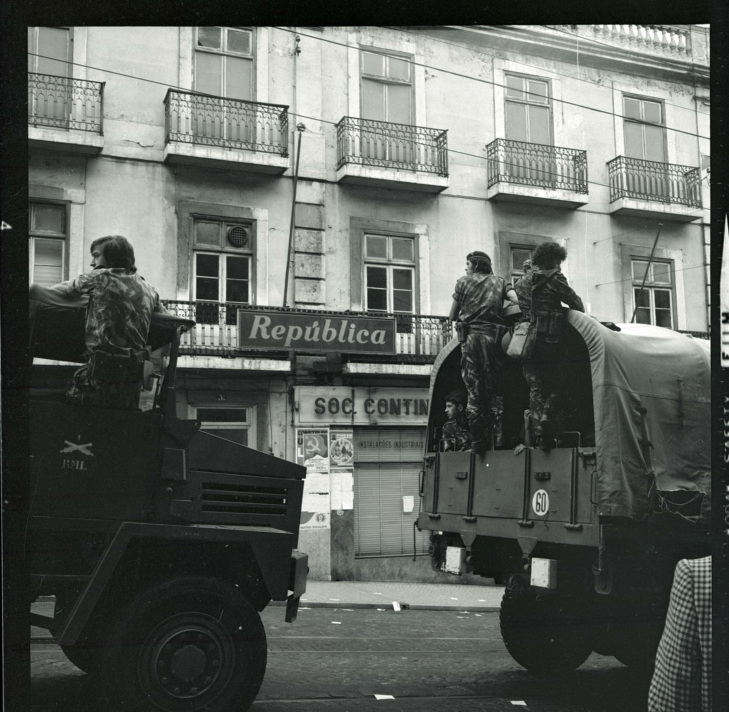 Manifestação junto ao jornal República. Lisboa, 22 de maio de 1975. Fonte: ANTT