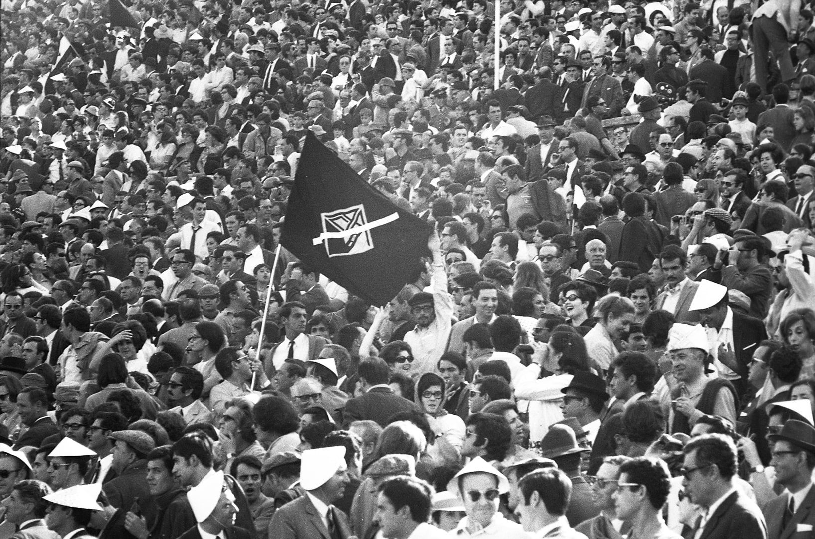 Bandeira da AAC “enlutada”, nas bancadas do Estádio Nacional. 22 de junho de 1969. Fonte: Biblioteca Municipal de Coimbra - Imagoteca