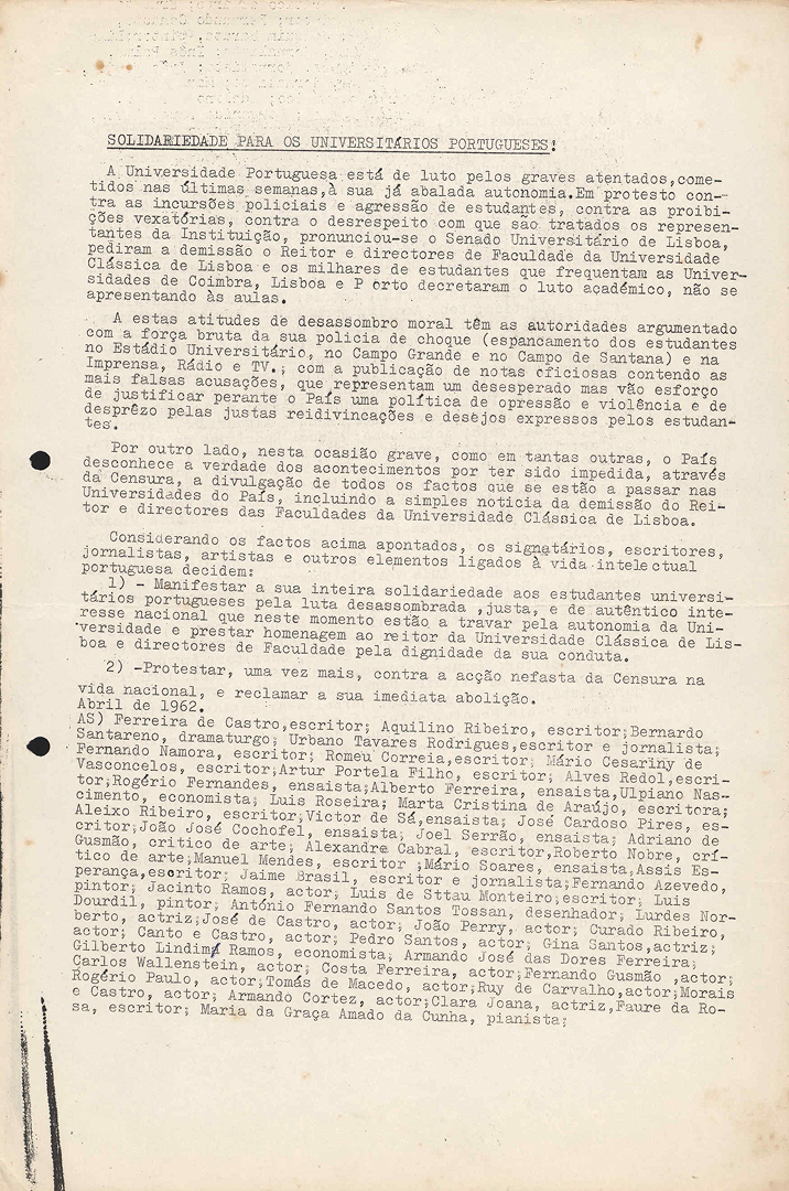 Solidariedade para os universitários portugueses! Abaixo-assinado de intelectuais portugueses manifestando a sua solidariedade com as associações de estudantes durante a crise académica de 1962. Encontram-se, entre os primeiros subscritores, Ferreira de Castro, Aquilino Ribeiro, Bernardo Santareno, Urbano Tavares Rodrigues, Fernando Namora, Romeu Correia e Mário Cesariny de Vasconcelos. Abril de 1962. Fonte: FMSMB-DDR