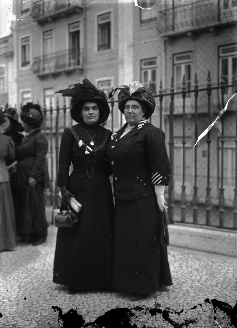 Carolina Beatriz Ângelo e Ana de Castro Osório. Ilustração Portugueza, 5 de junho de 1911. Fotografia de Joshua Benoliel. Fonte: Hemeroteca Municipal de Lisboa.