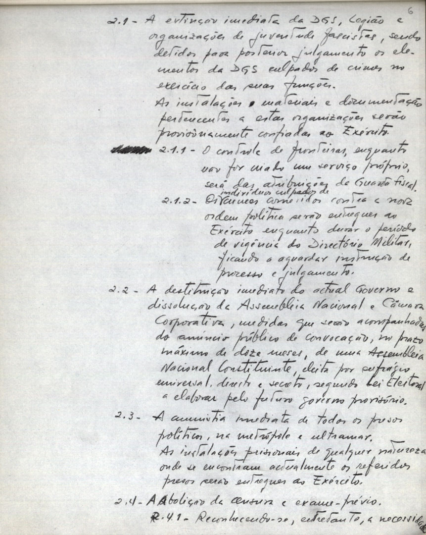 Bloco com apontamentos sobre assuntos de política nacional de Ernesto A. Melo Antunes. Inclui rascunho do “Programa de Acção Política do Movimento de Oficiais das Forças Armadas”. 1974. Fonte: Arquivo Nacional Torre do Tombo, PT/TT/EMA/B/003/0129/00007.