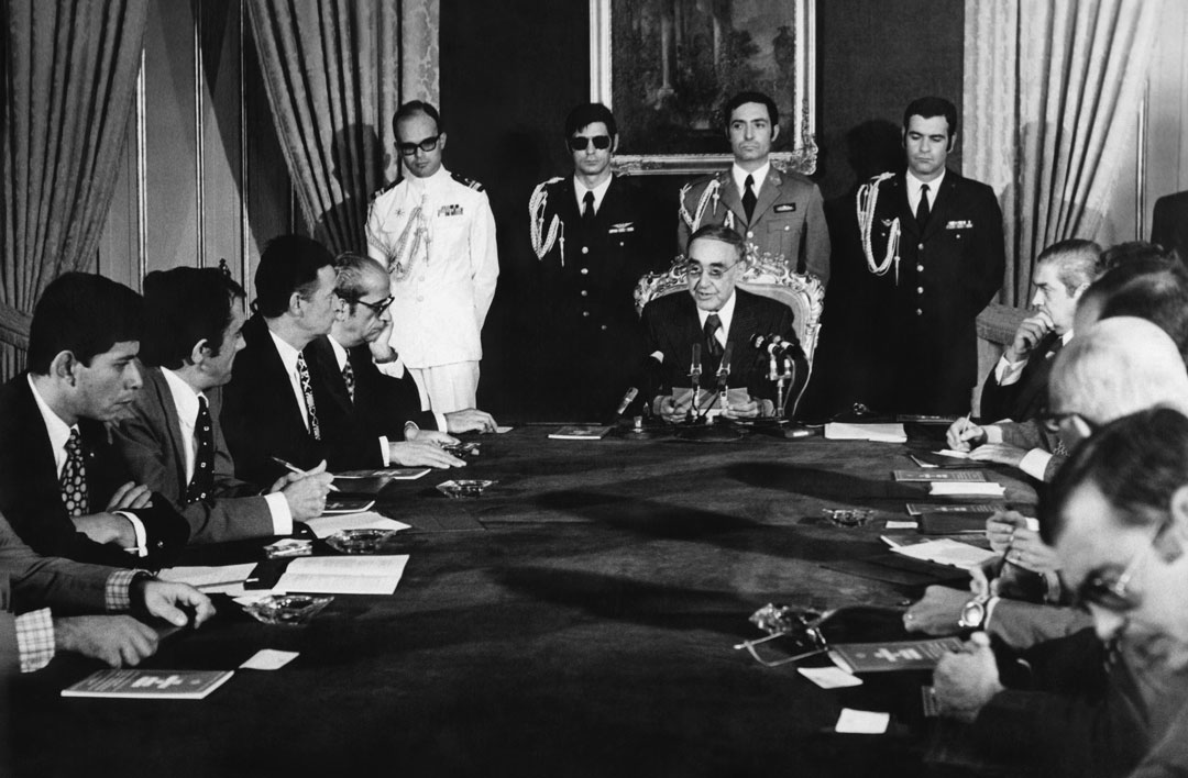 “O General António de Spínola ao pronunciar a mensagem de renúncia do cargo de Presidente da República em 30 de setembro de 1974”. Fotografia de Chalbert, 30 de setembro de 1974. Fonte: Arquivo Nacional Torre do Tombo, PT/TT/SNI/ARQF/RP-001/27856-R01-NG32.
