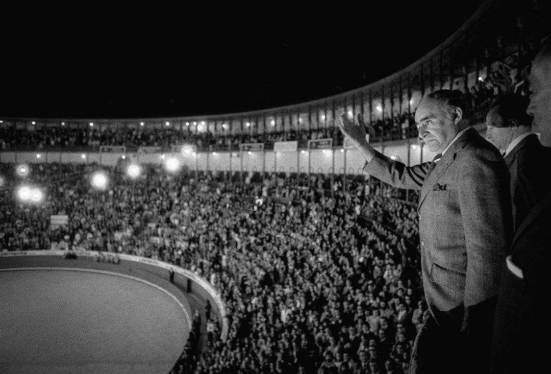“O general Spínola na tourada no Campo Pequeno”. Fotografia de Alfredo Cunha, 26 de setembro de 1974. Fonte: Arquivo de Alfredo Cunha.