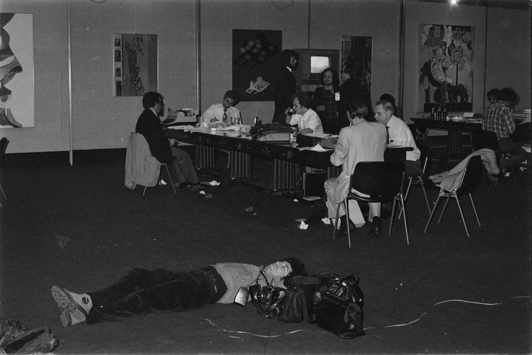 Sala de imprensa no centro de escrutínio montado na Fundação Calouste Gulbenkian. Fotografia de Inácio Ludgero, 25 de abril de 1975. Fonte: Fundação Mário Soares e Maria Barroso, pasta 12278.055.107.